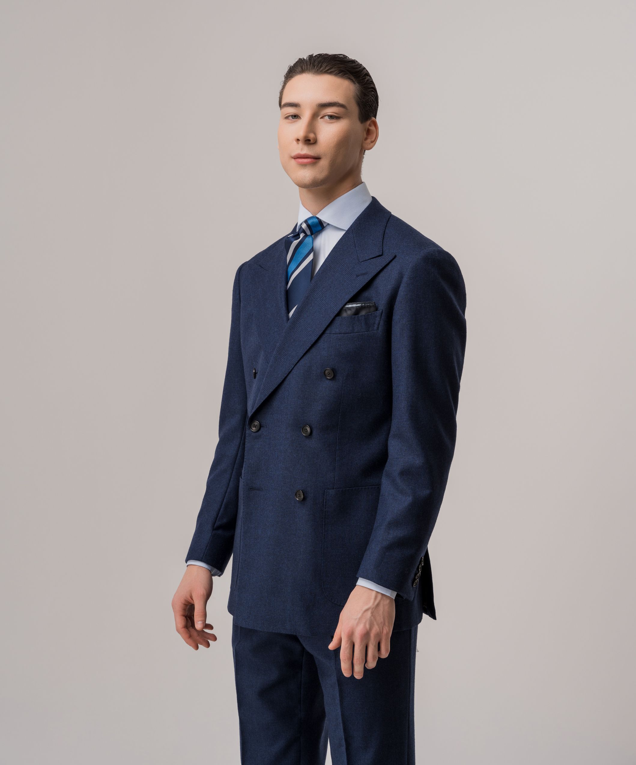 Синий двубортный костюм в клетку
