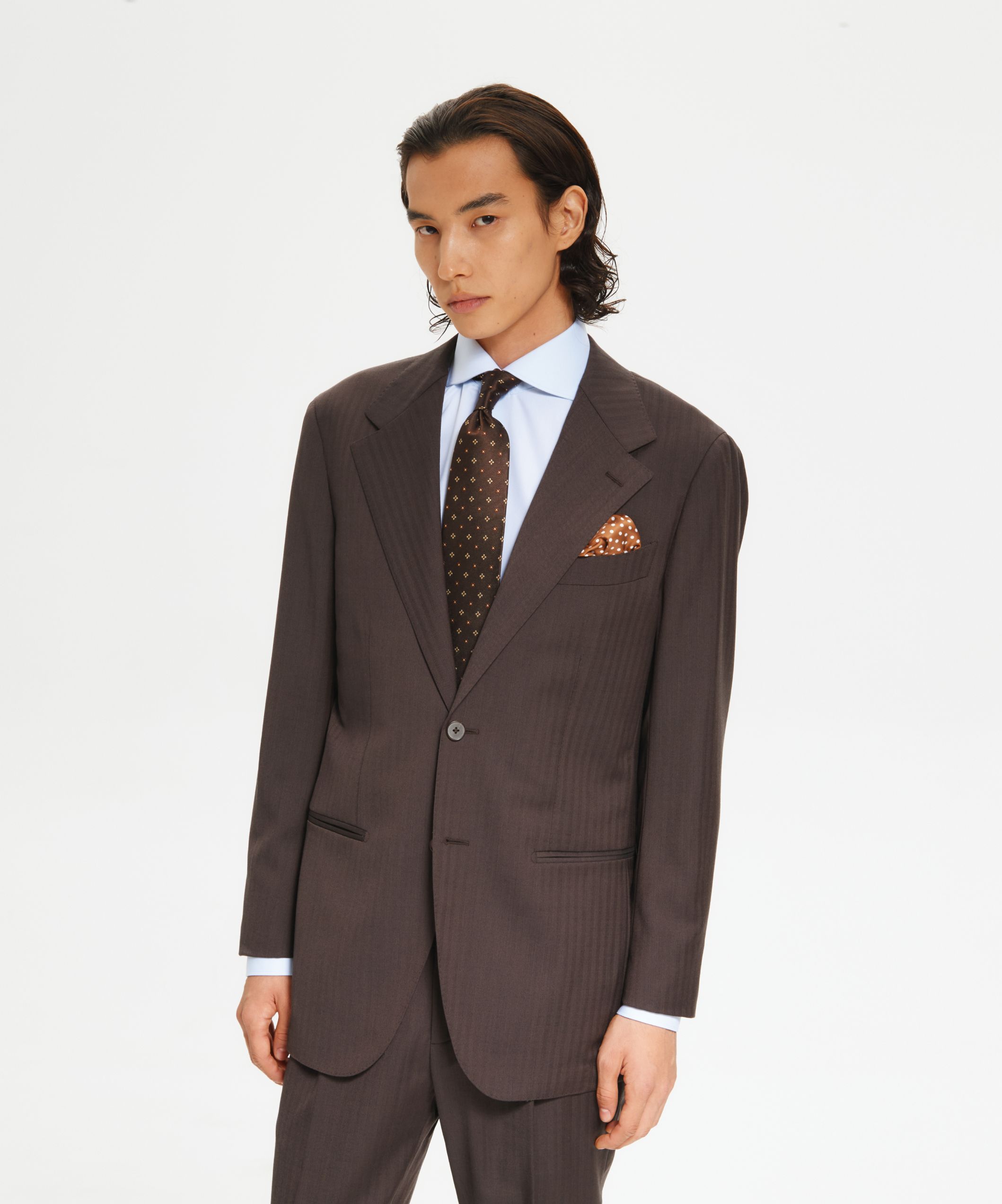 Однобортный костюм в незаметную полоску