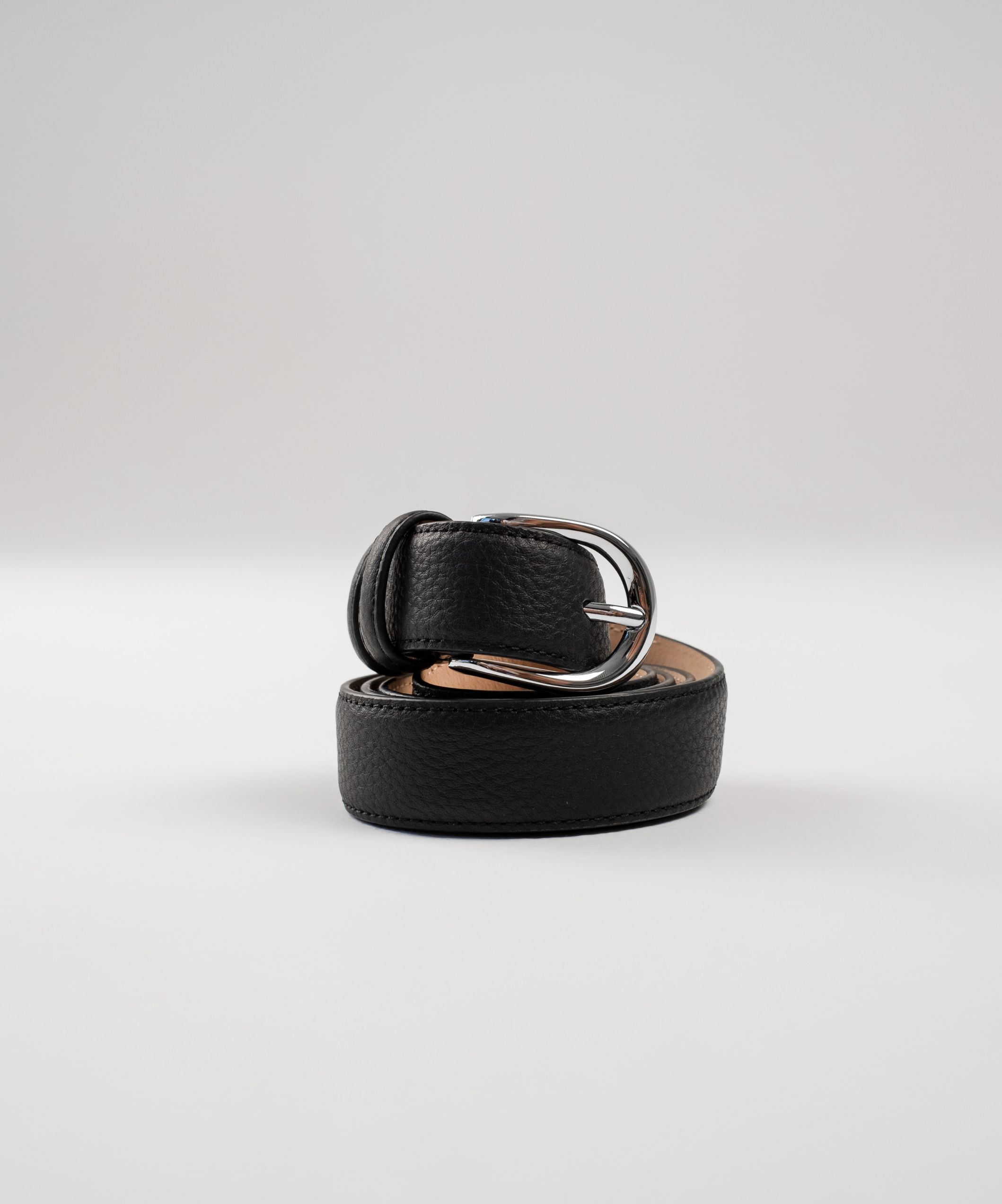 Черный ремень из зернистой кожи