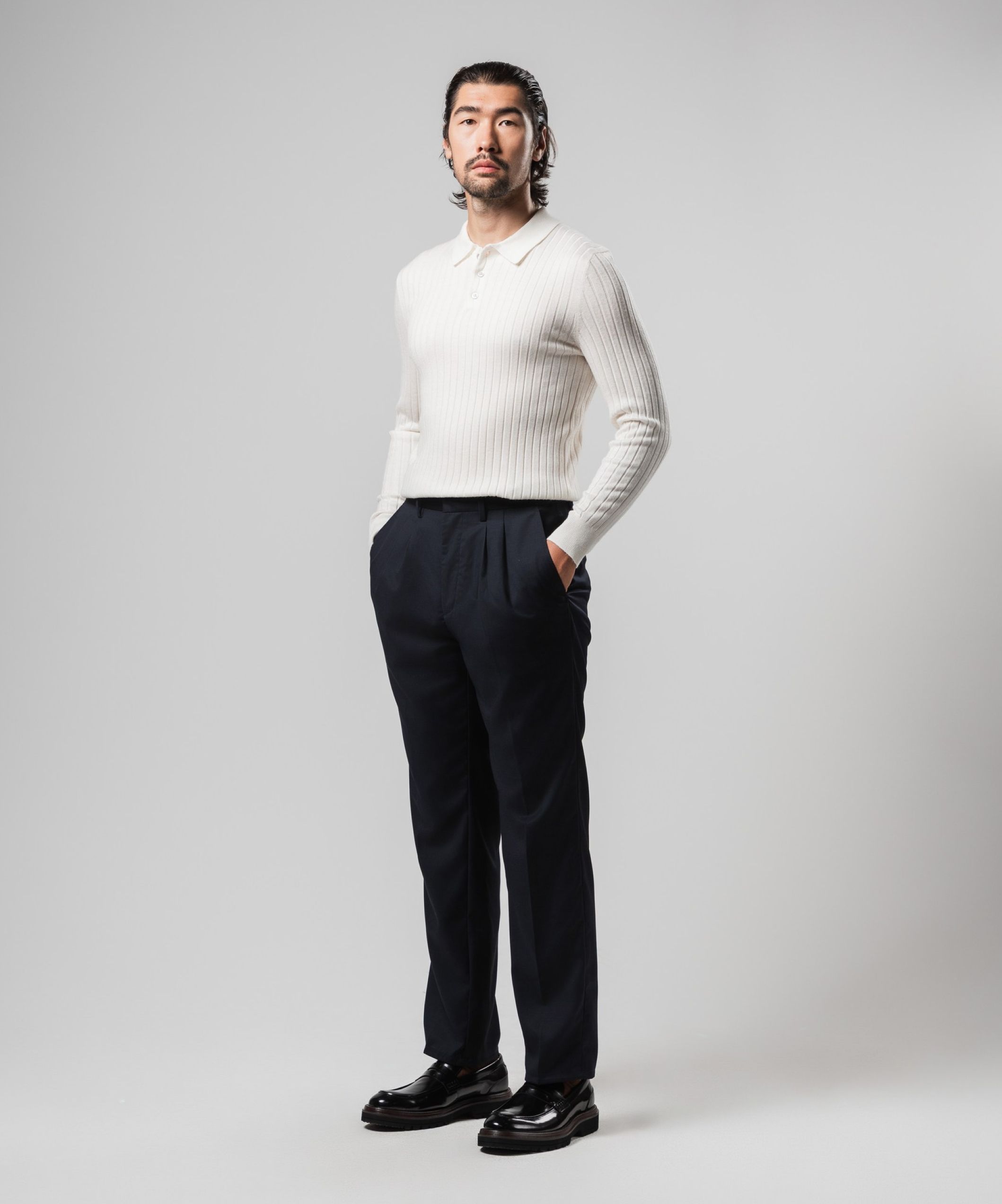 Брюки с защипами средней посадки