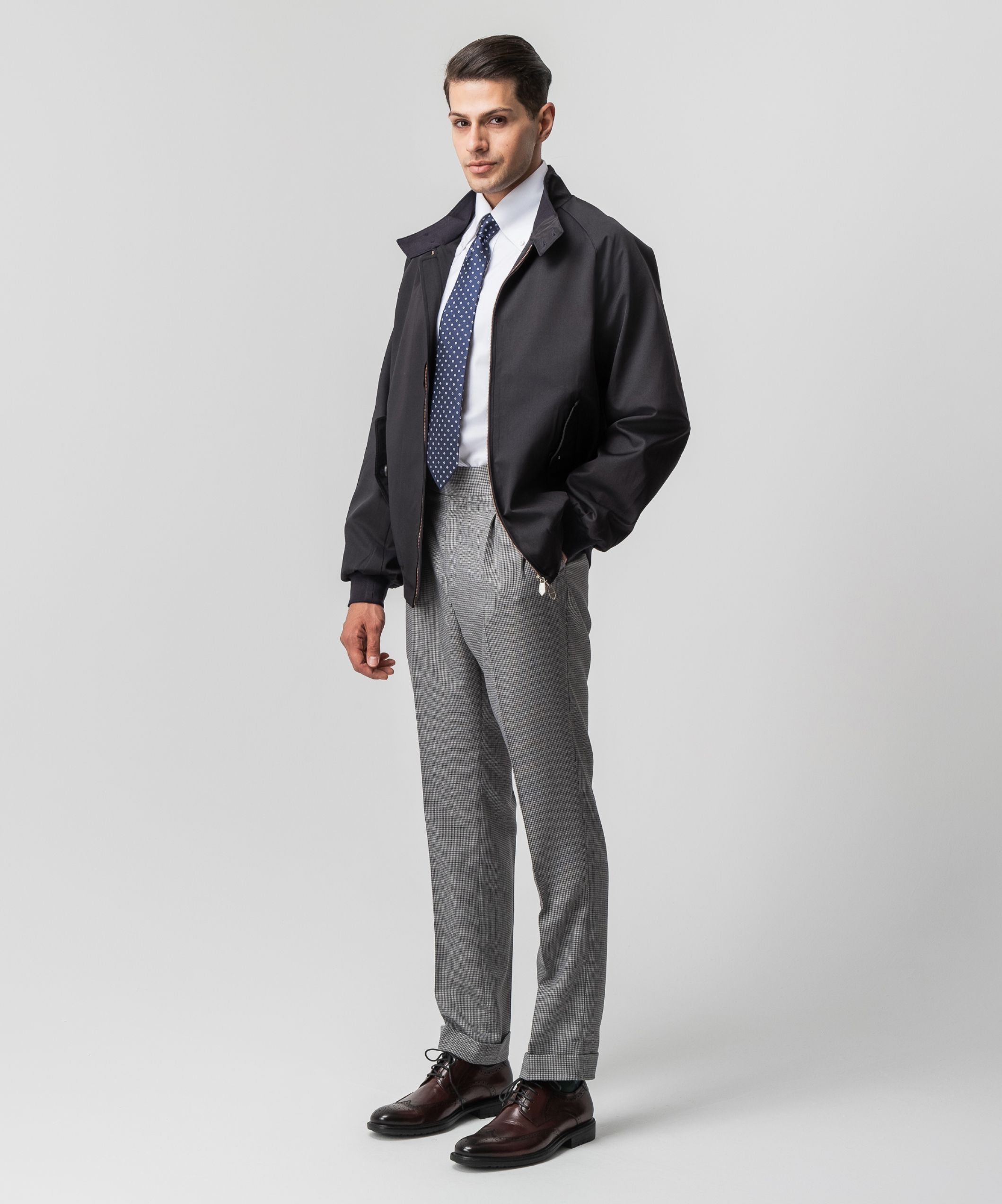 Бомбер с клапанными карманами