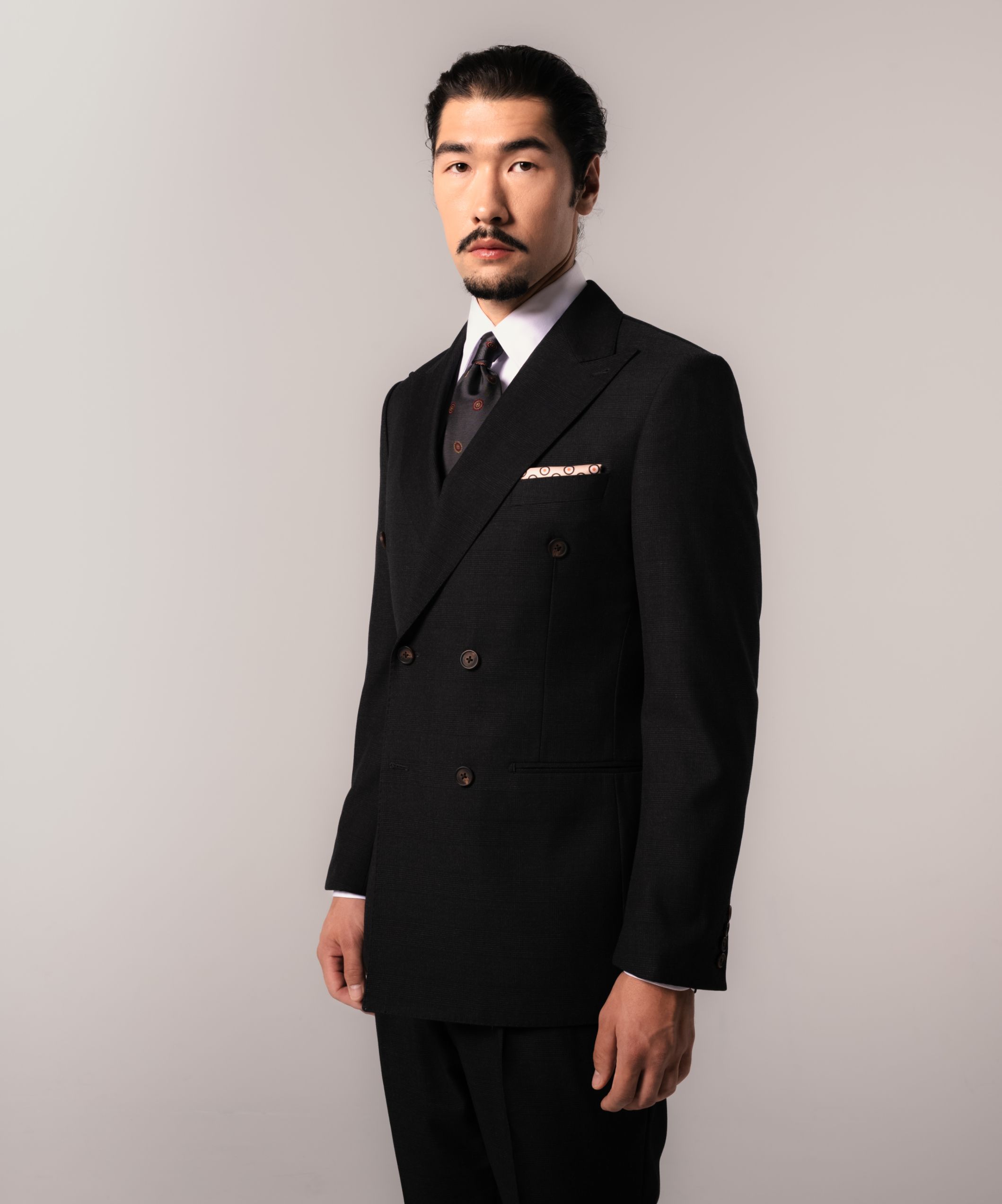 Двубортный костюм тёмно-серого цвета