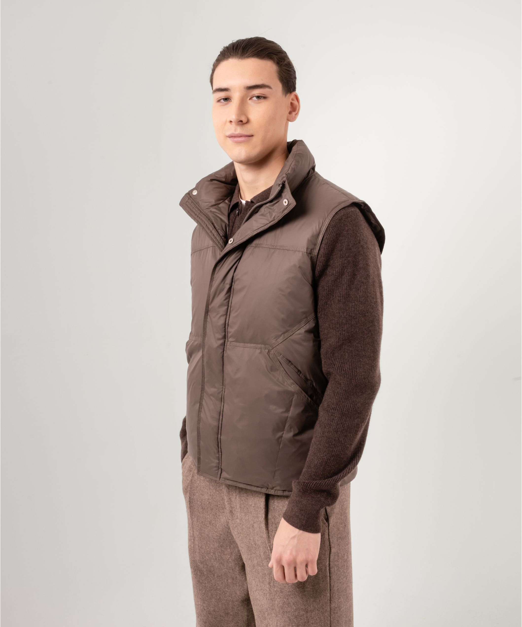 Жилетка на молнии коричневого цвета