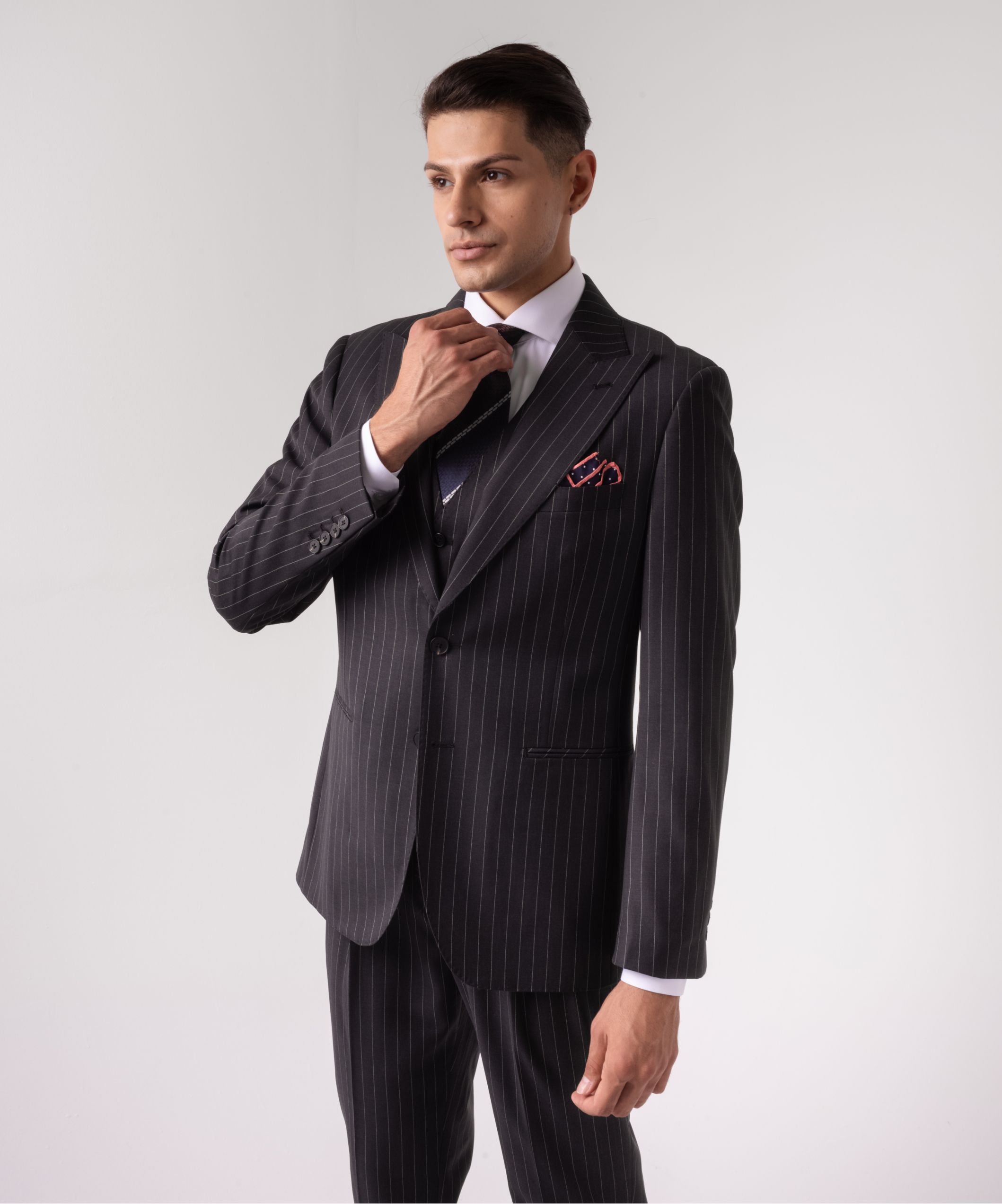 Темно-серый костюм в контрастную полоску