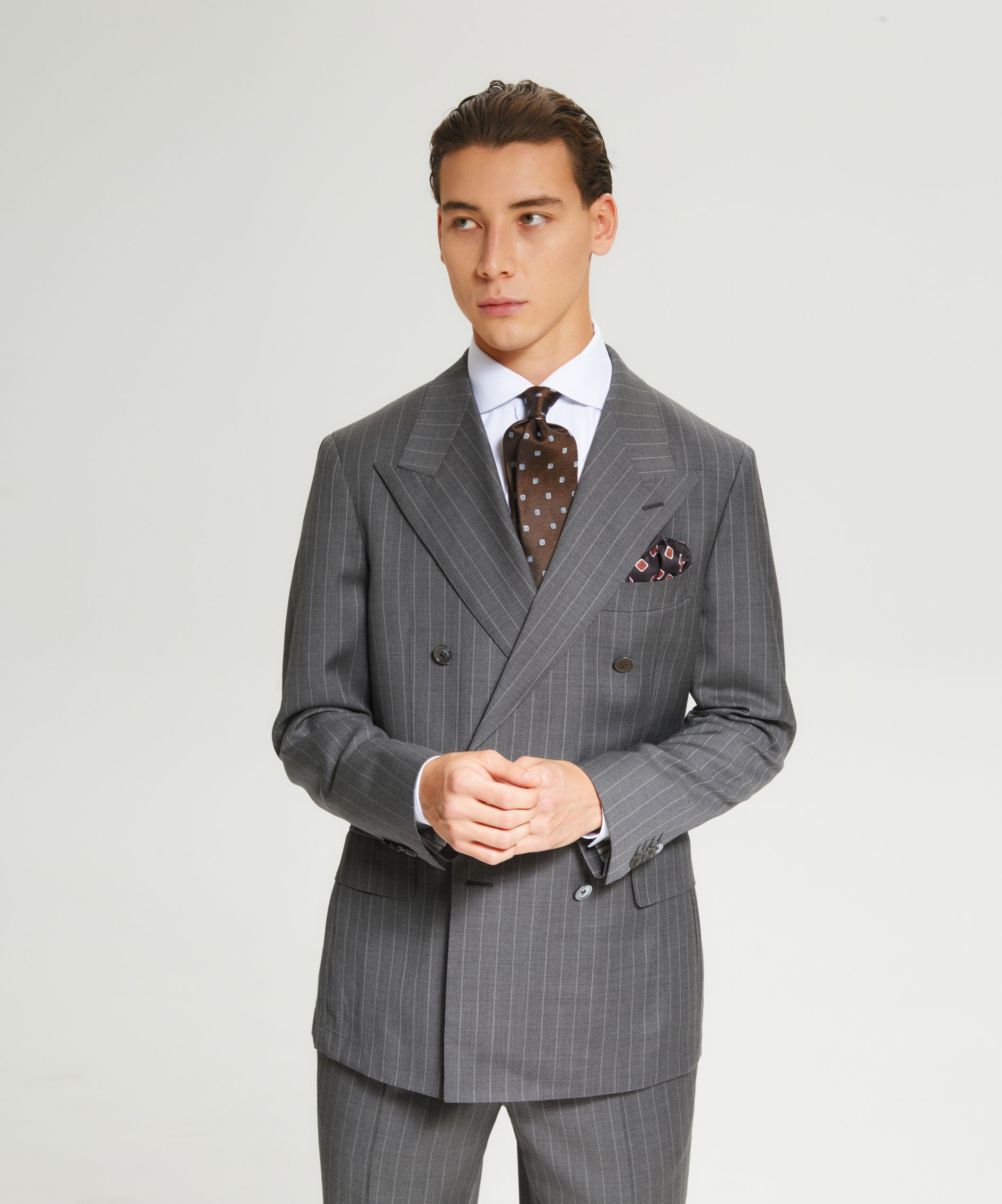 Двубортный костюм серого оттенка в полоску