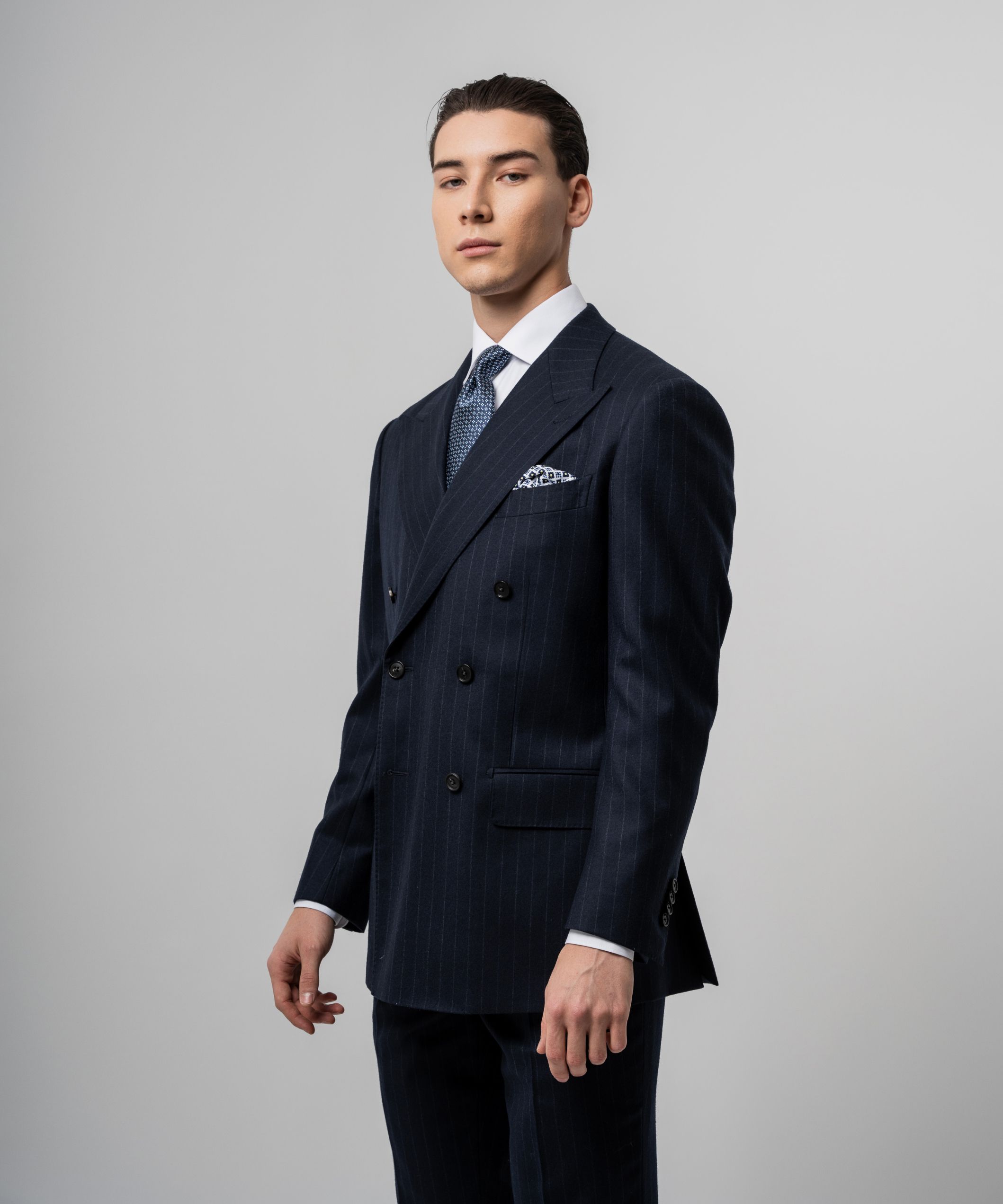 Синий двубортный костюм в полоску
