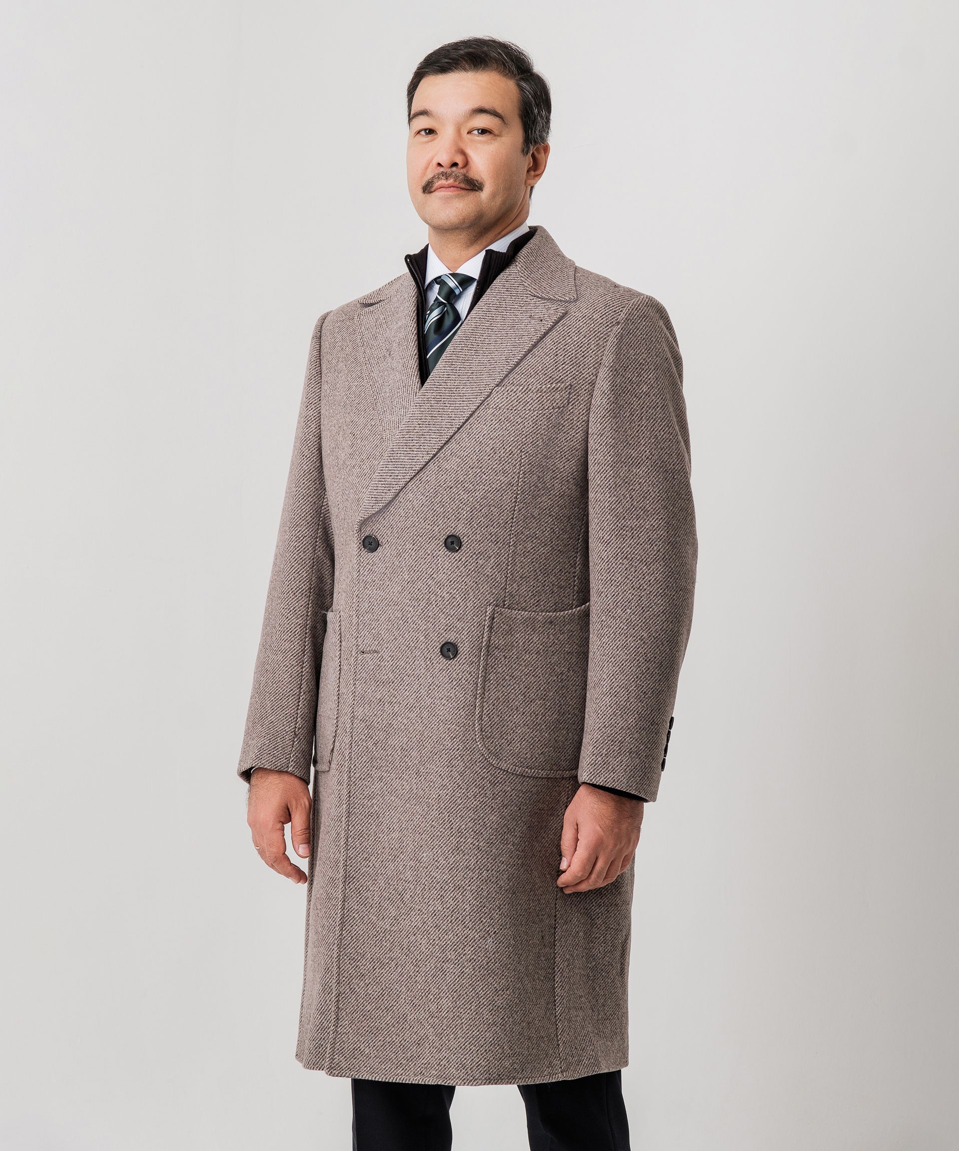 Классическое бежевое пальто