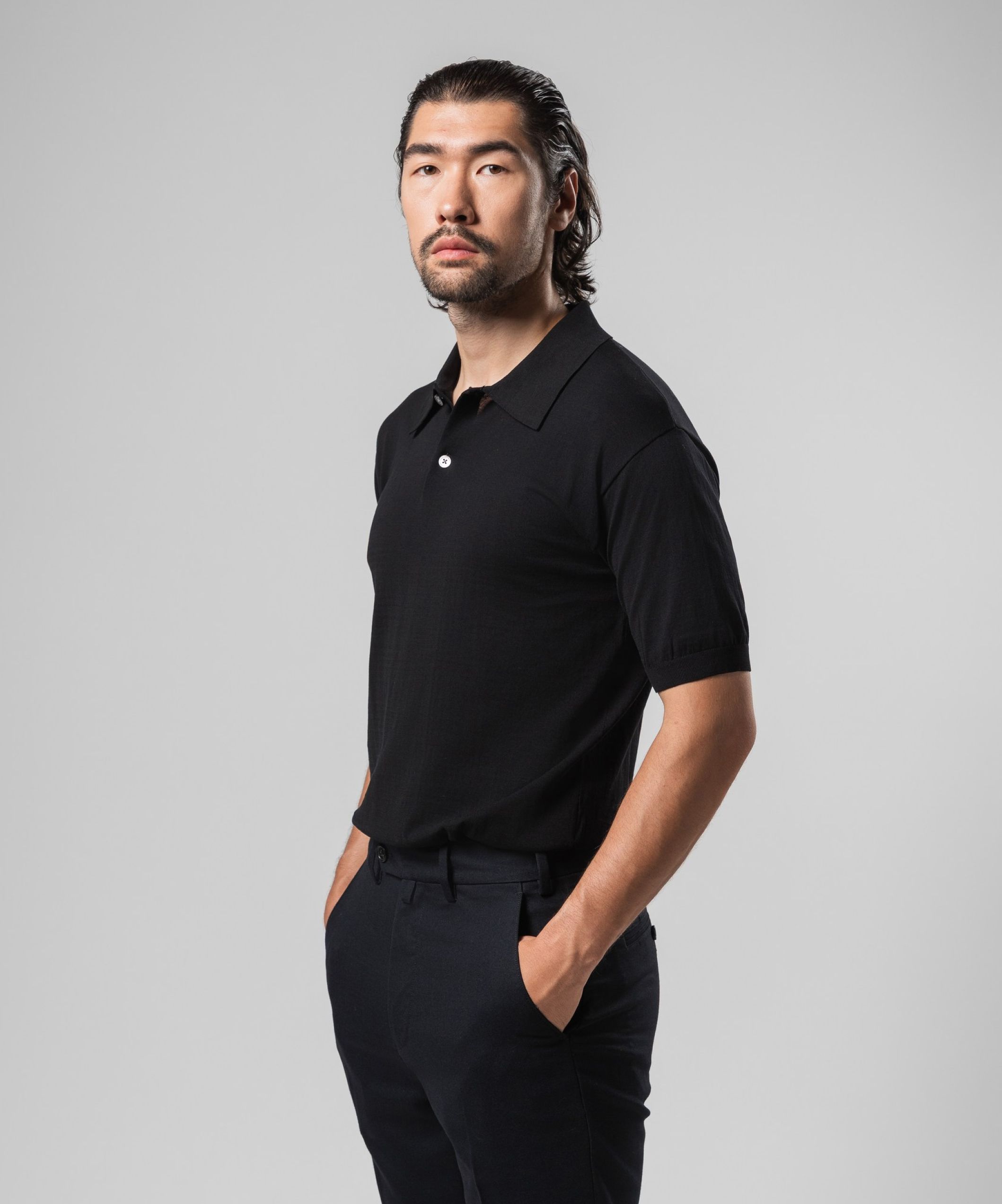 Черное поло на пуговицах