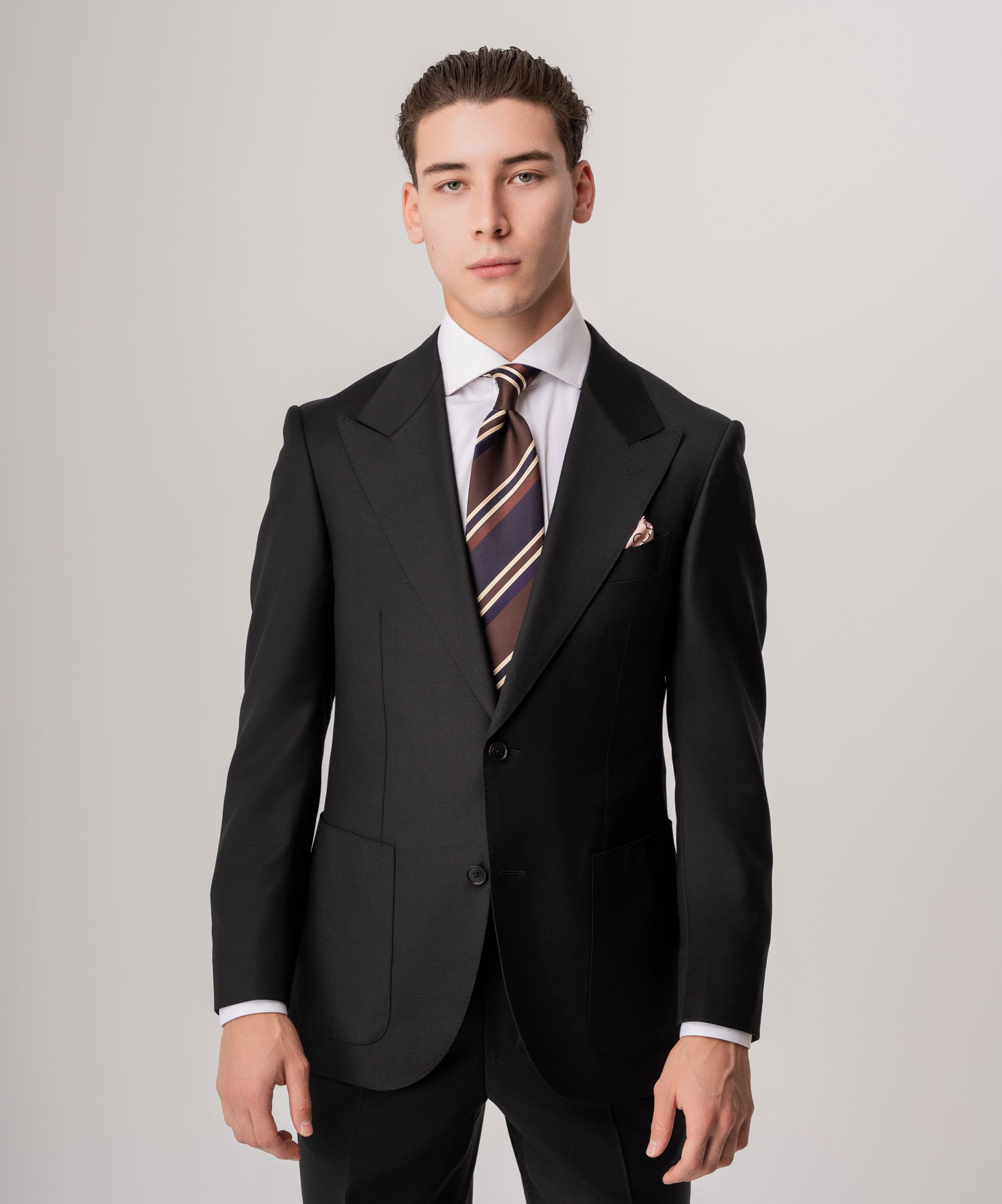 Черный однобортный костюм