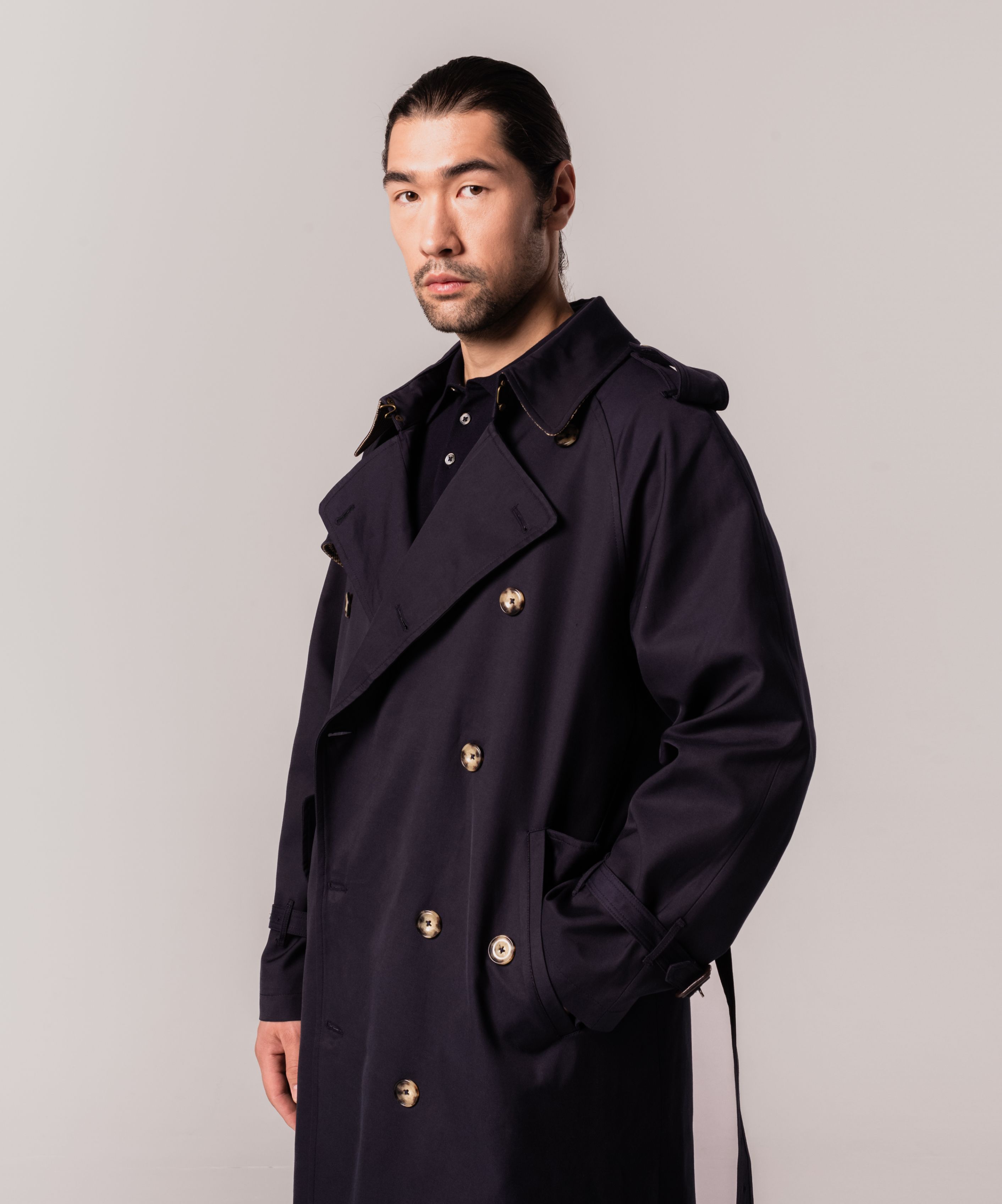 Тренч с контрастными пуговицами