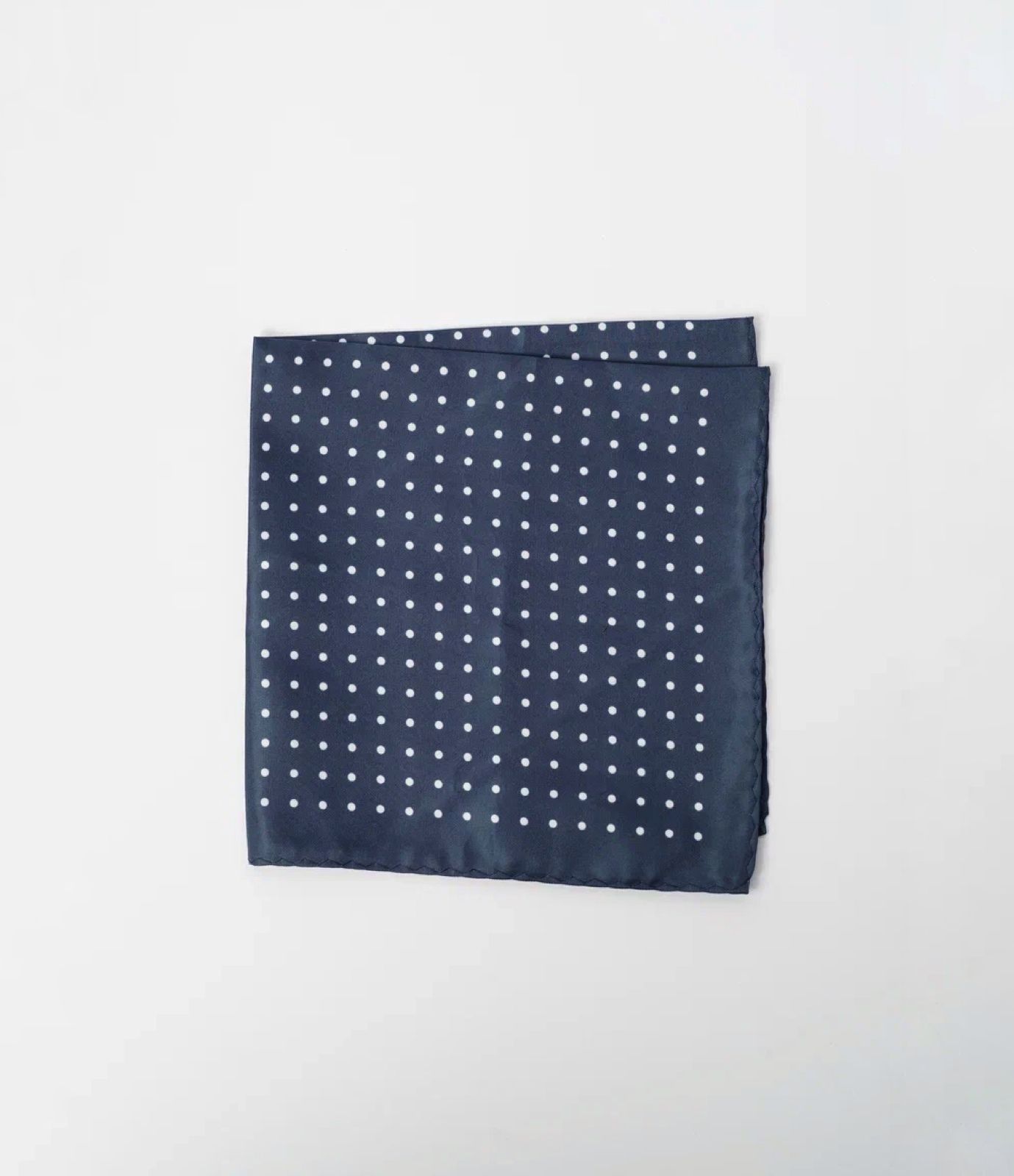 Темно-синий платок в горошек