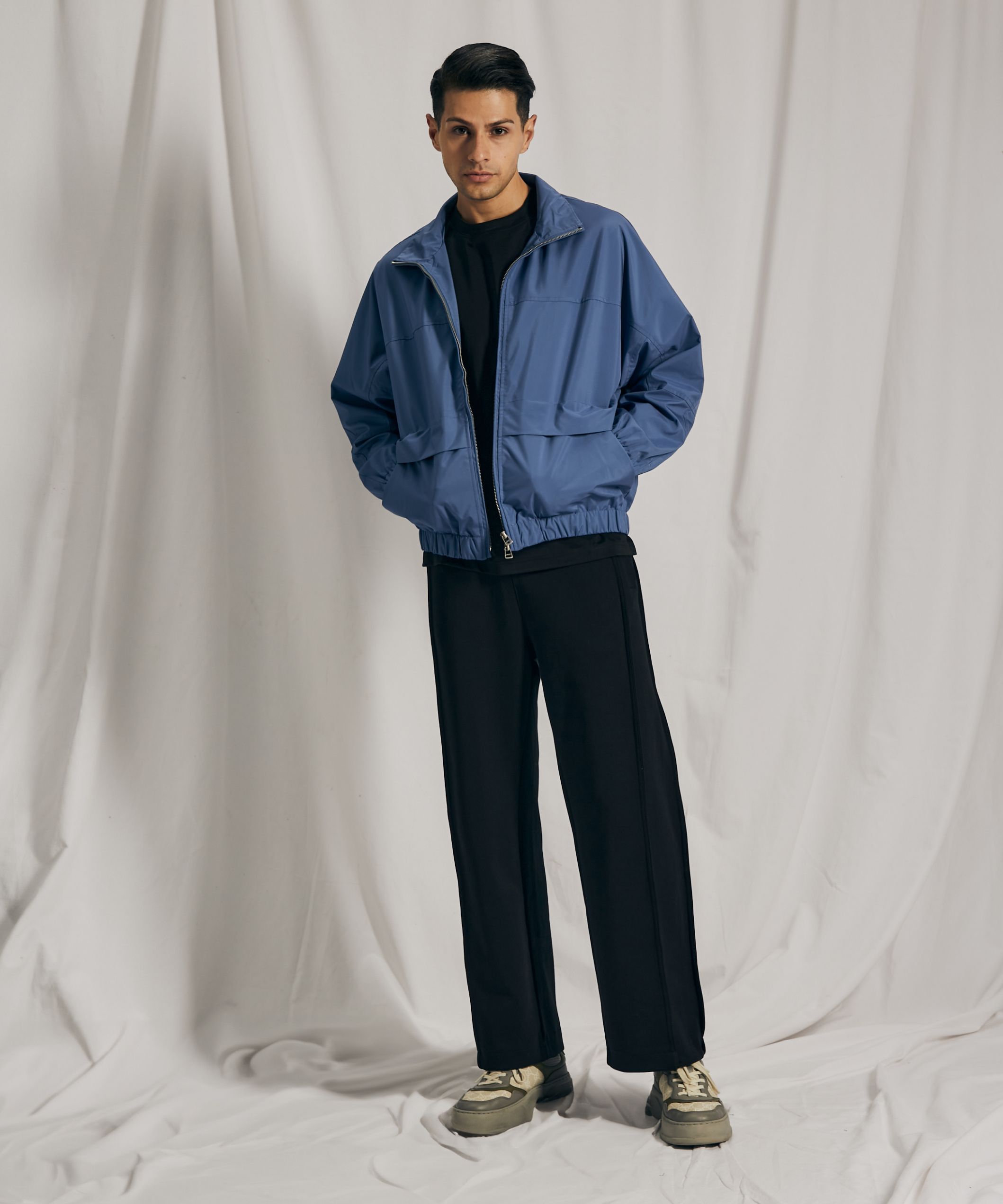 Легкая куртка синего цвета