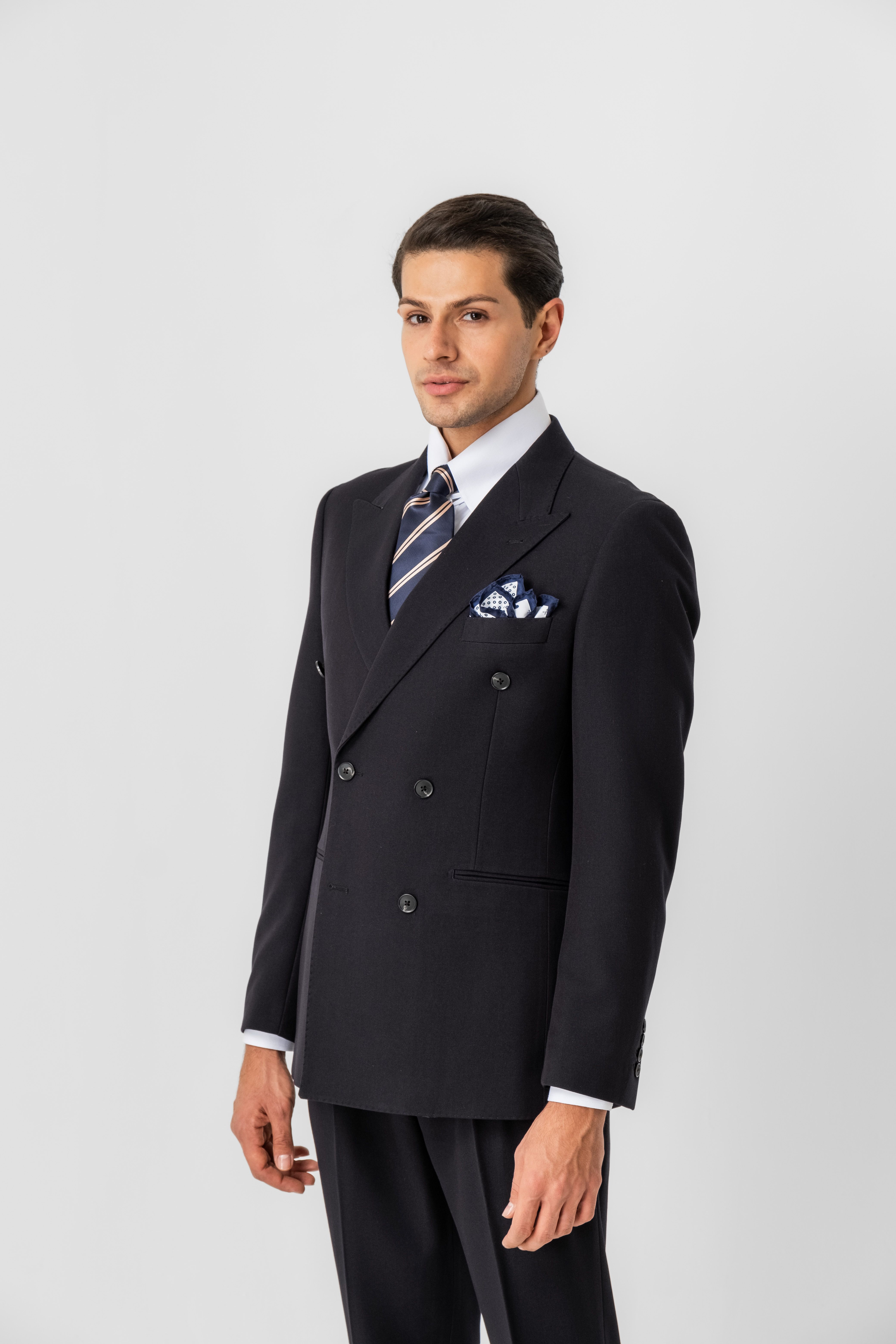 Классический двубортный костюм черного цвета