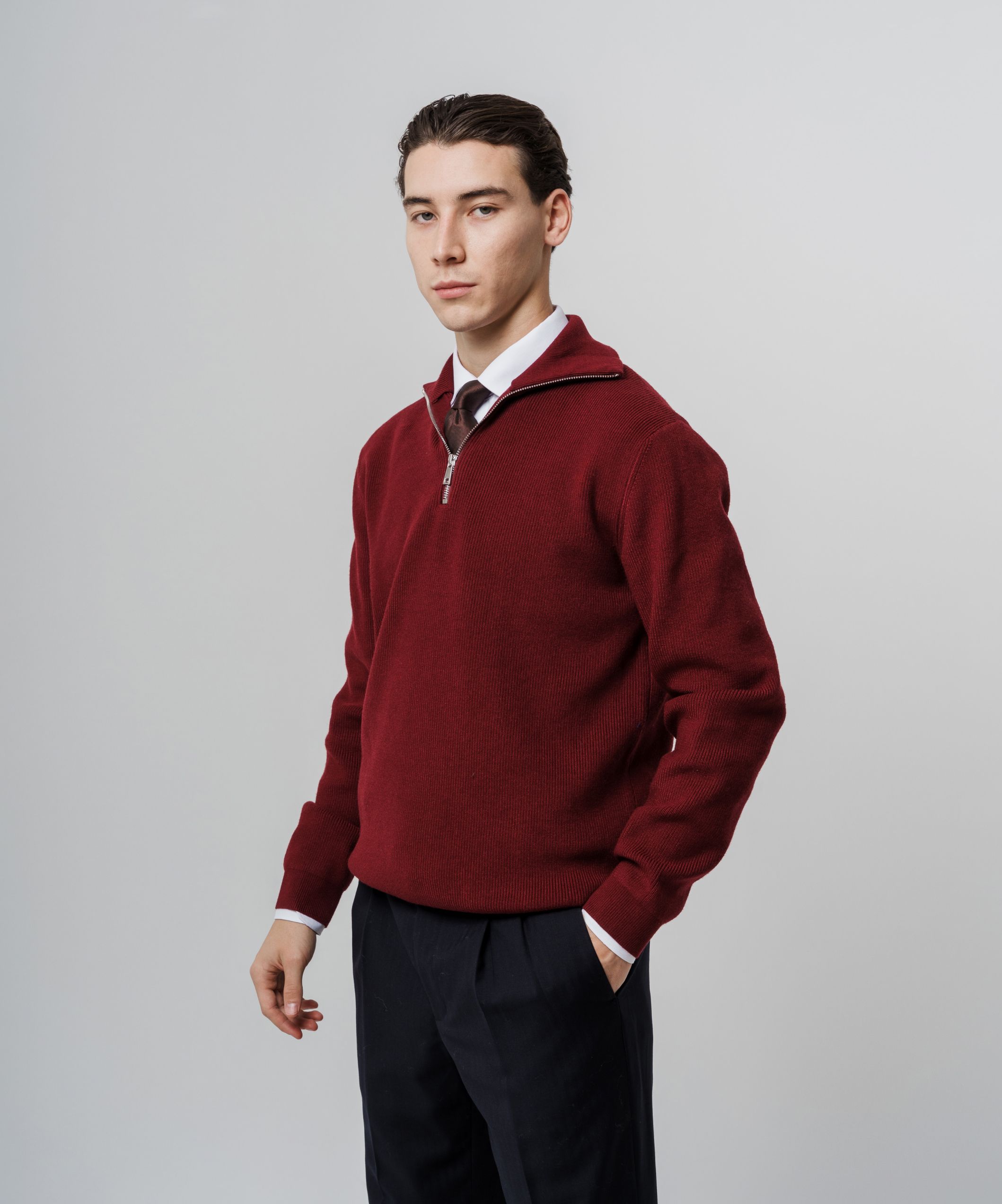 Кофта на полузамке красного оттенка