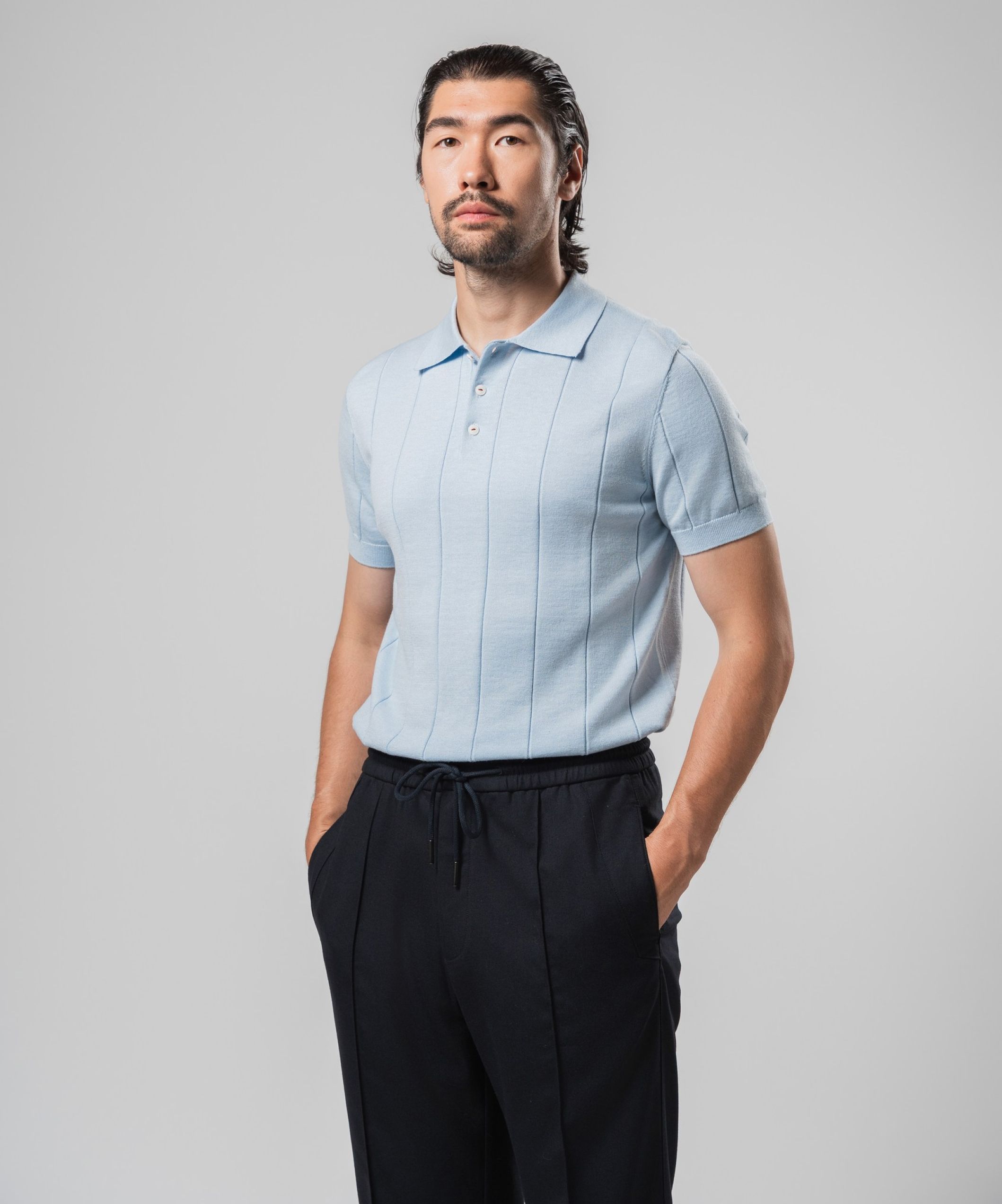 Светло-голубое поло на пуговицах