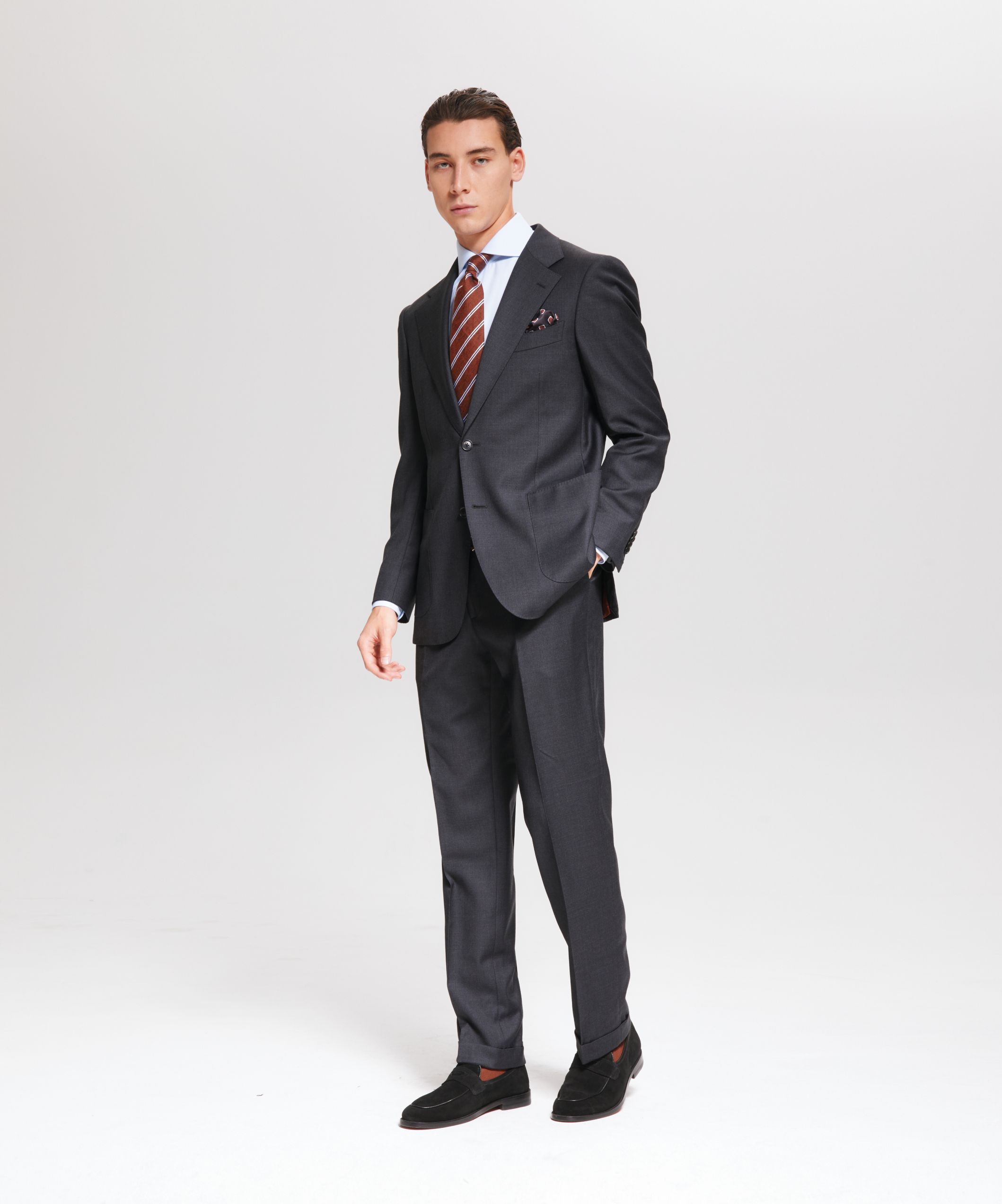 Костюм графитового цвета с ярким подкладом