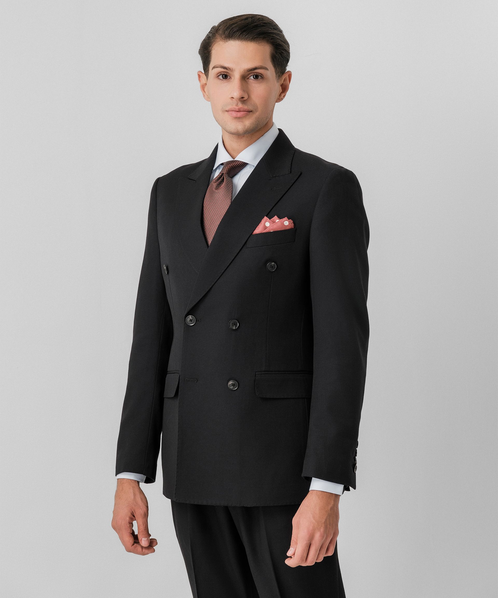 Черный двубортный костюм