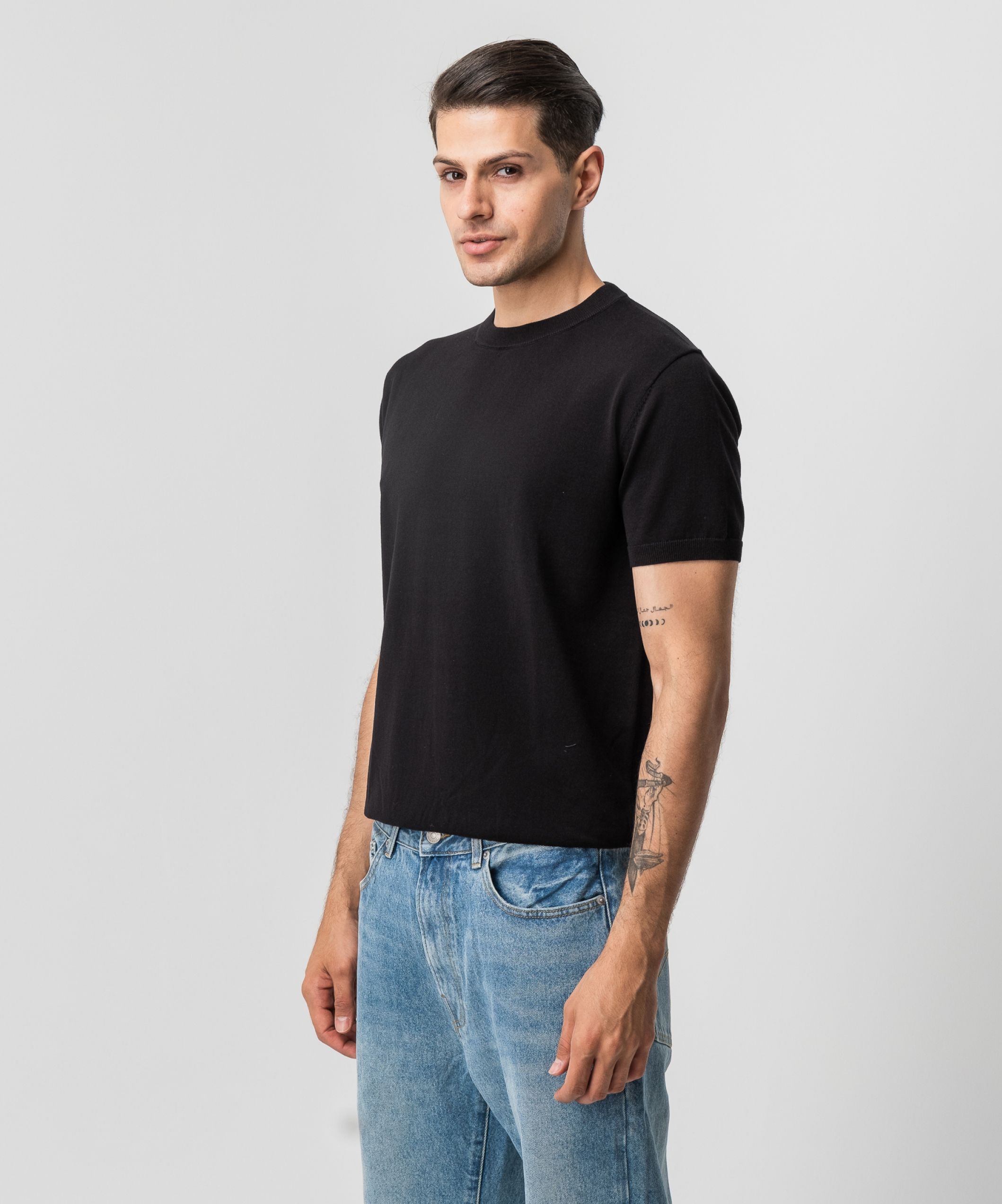 Футболка с круглым вырезом черного оттенка