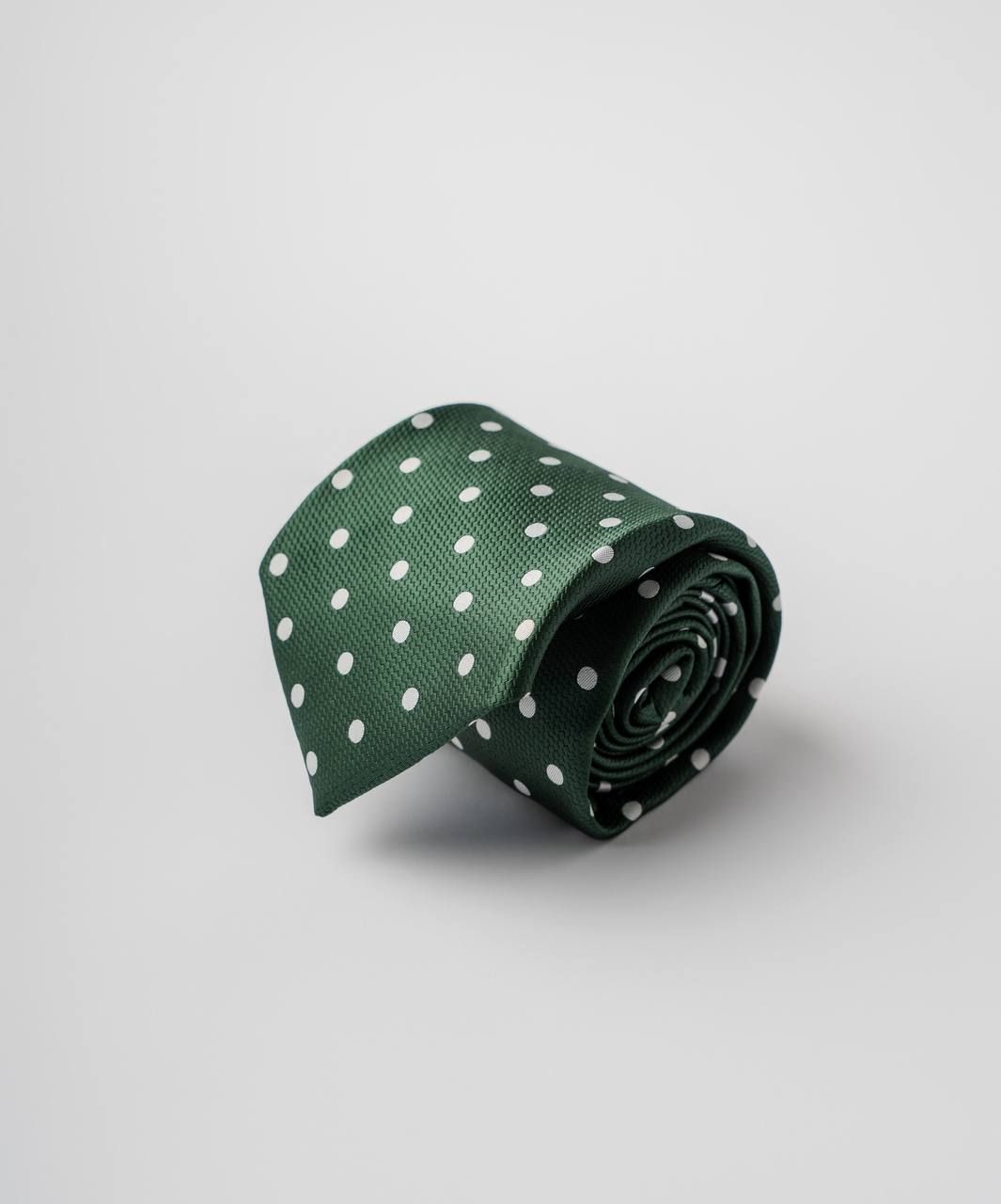 Зелёный шёлковый галстук в белый горох