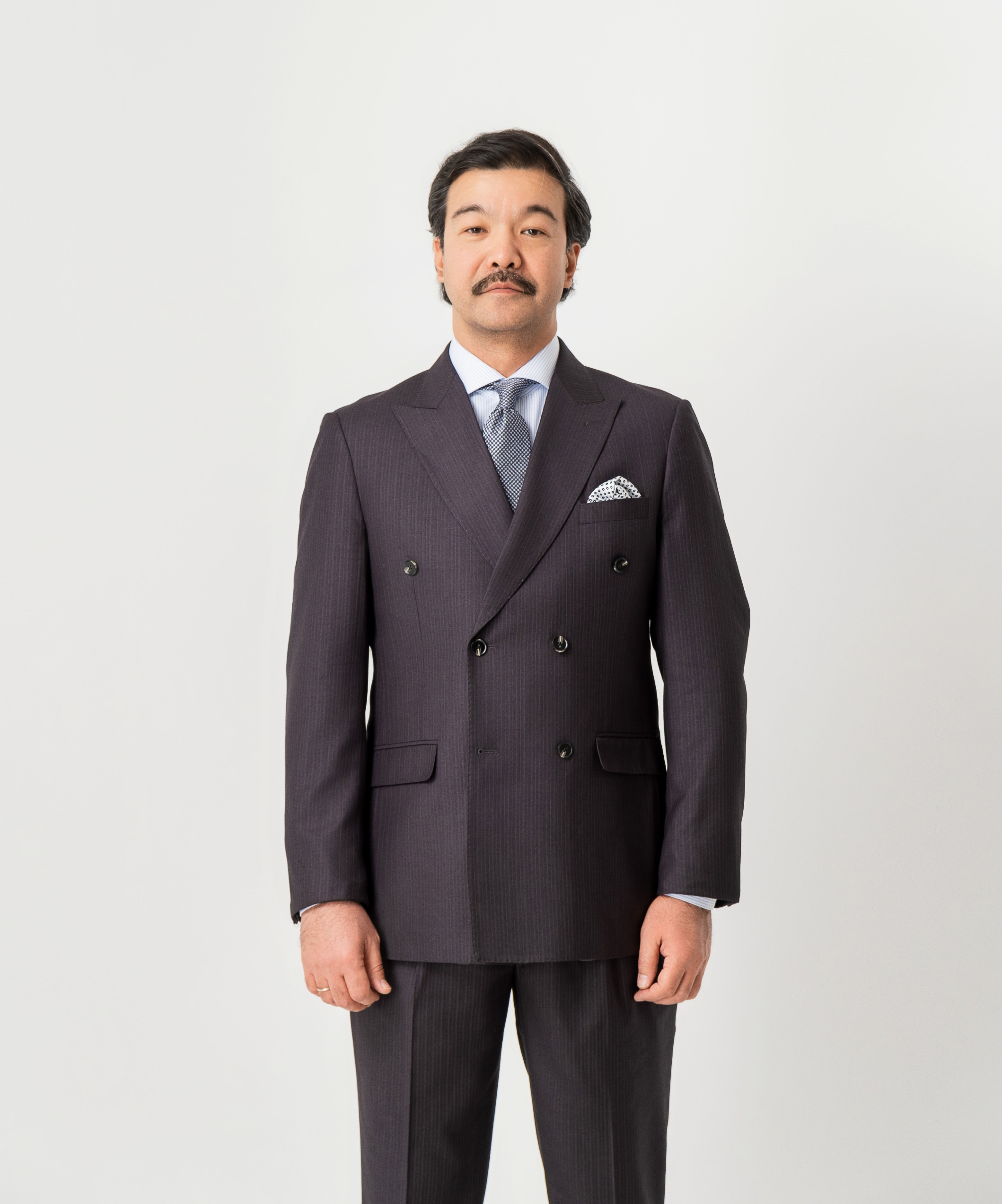 Двубортный костюм темно-серого цвета в полоску