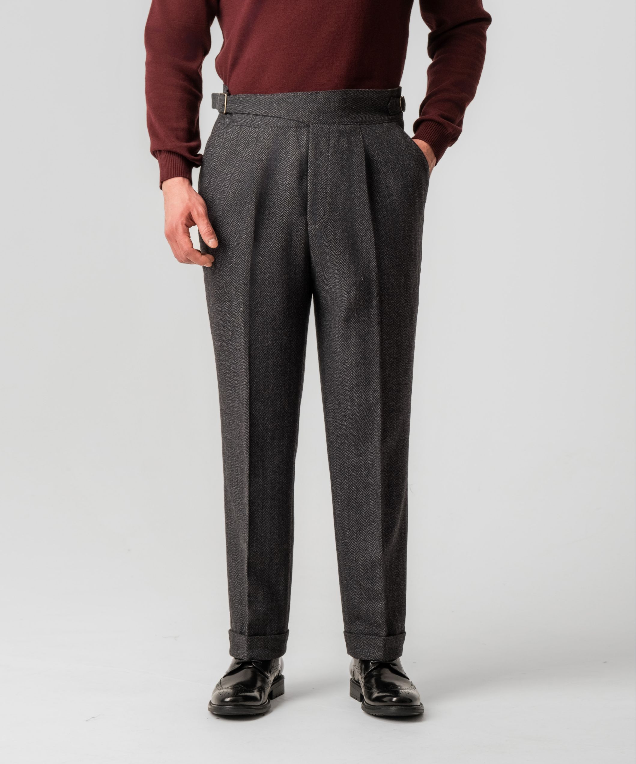 Серые брюки для современного гардероба