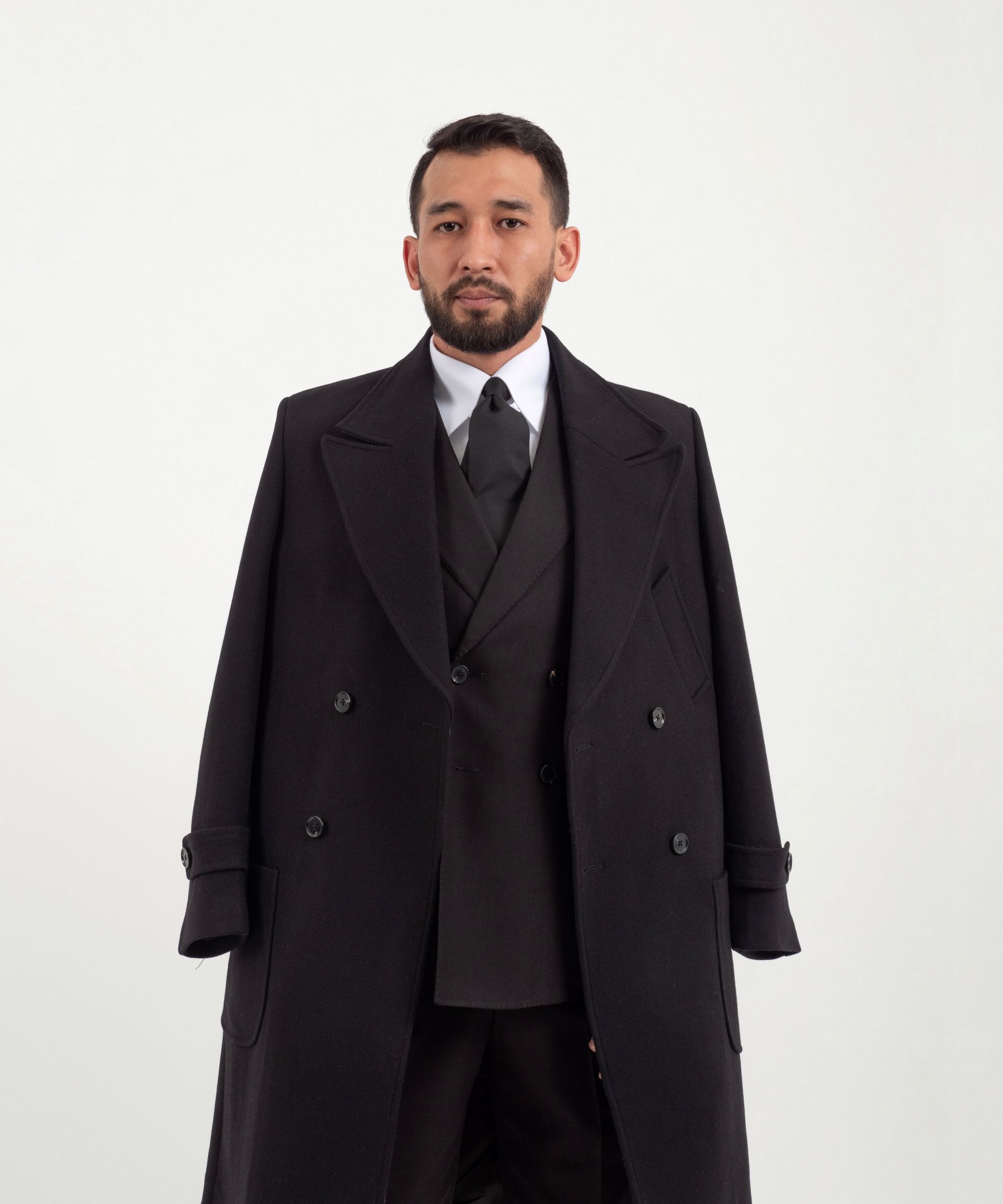 Черное двубортное пальто