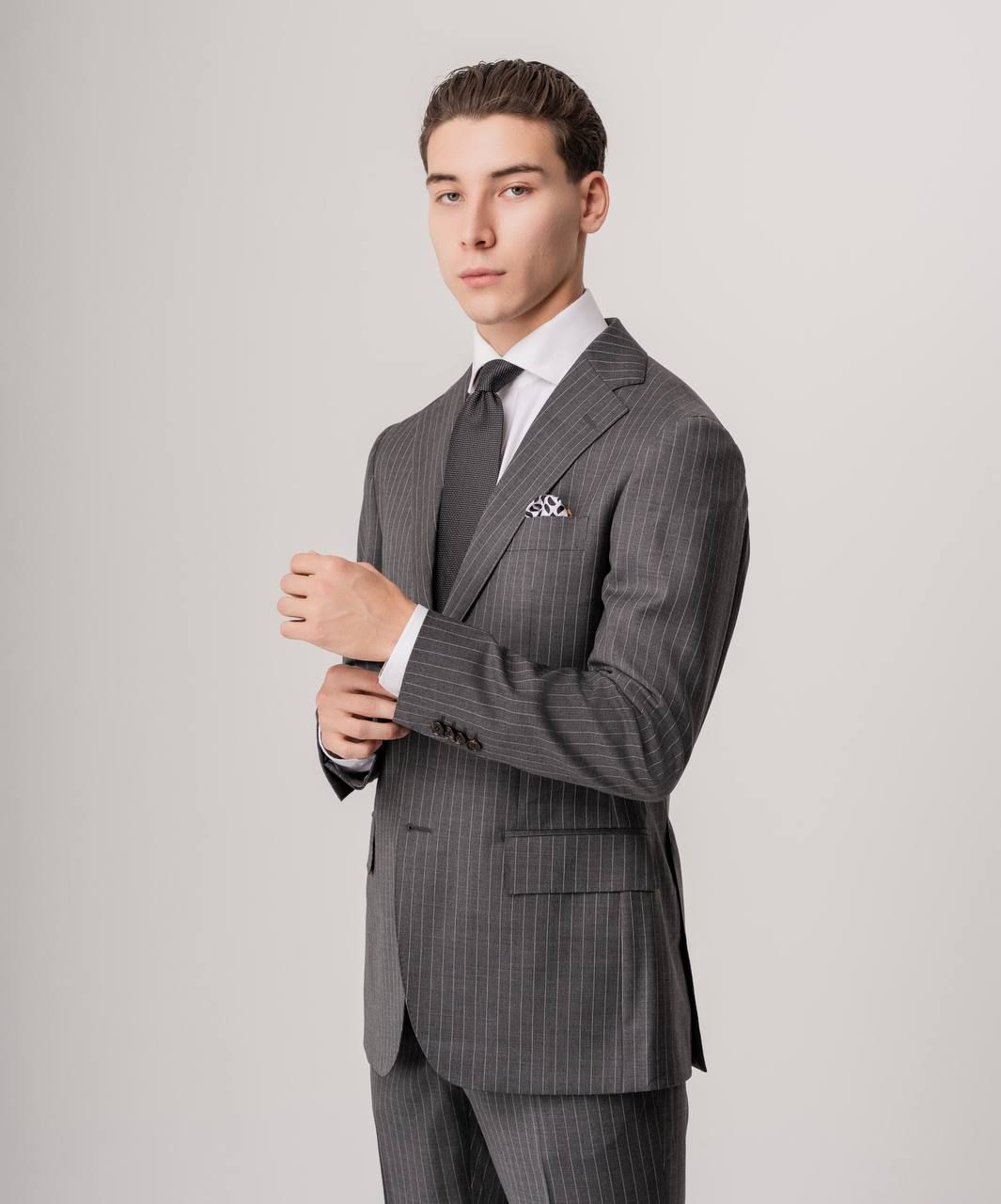 Серый однобортный костюм в полоску