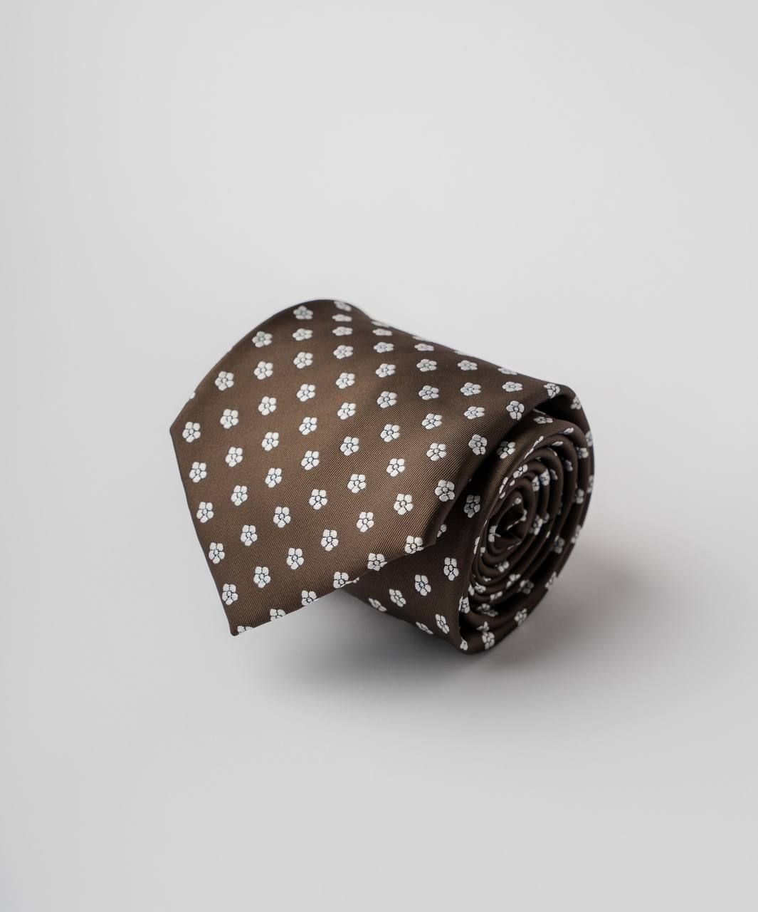Коричневый галстук с мелким цветочным узором