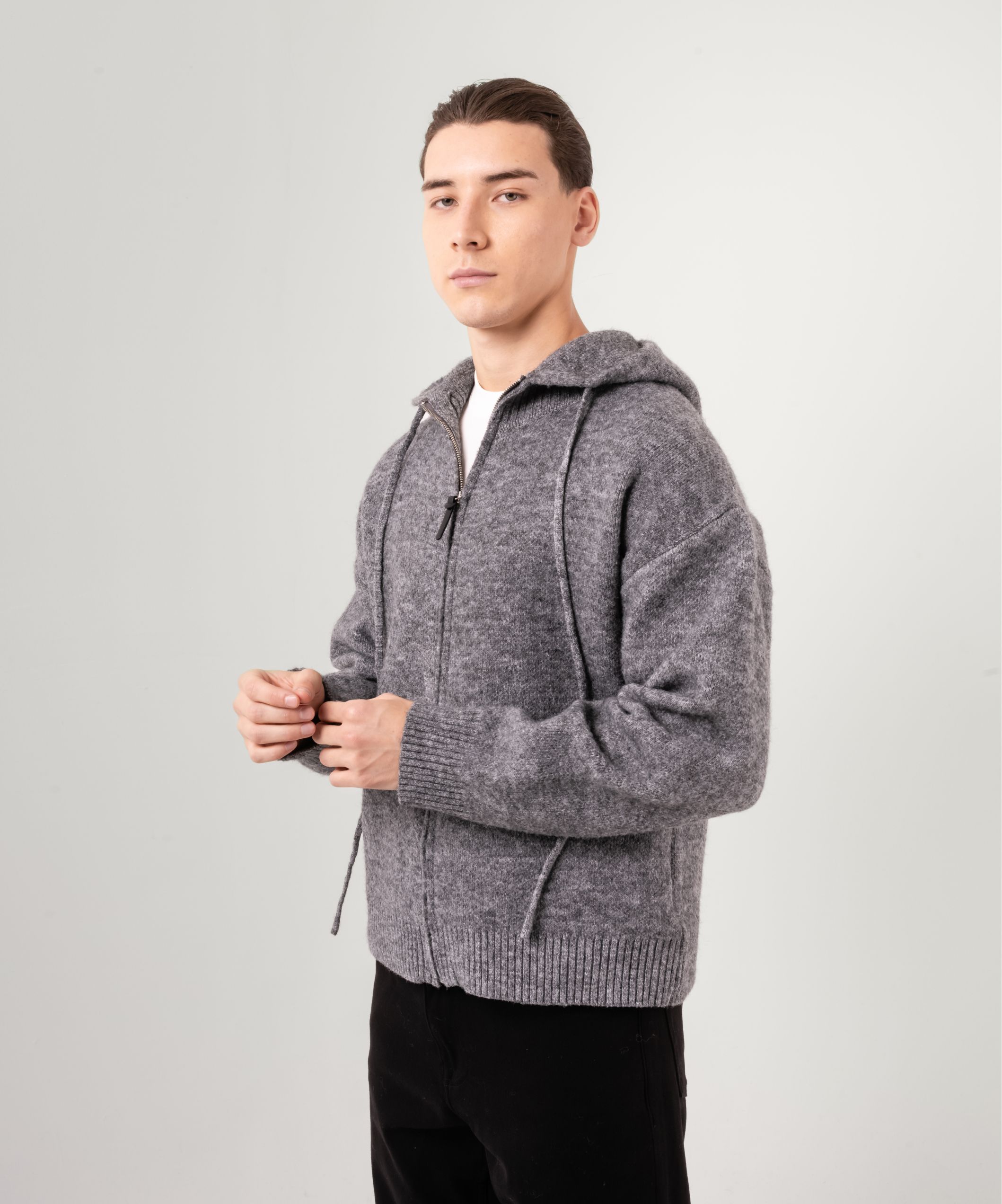 Вязаный свитер светло-серого цвета с капюшоном