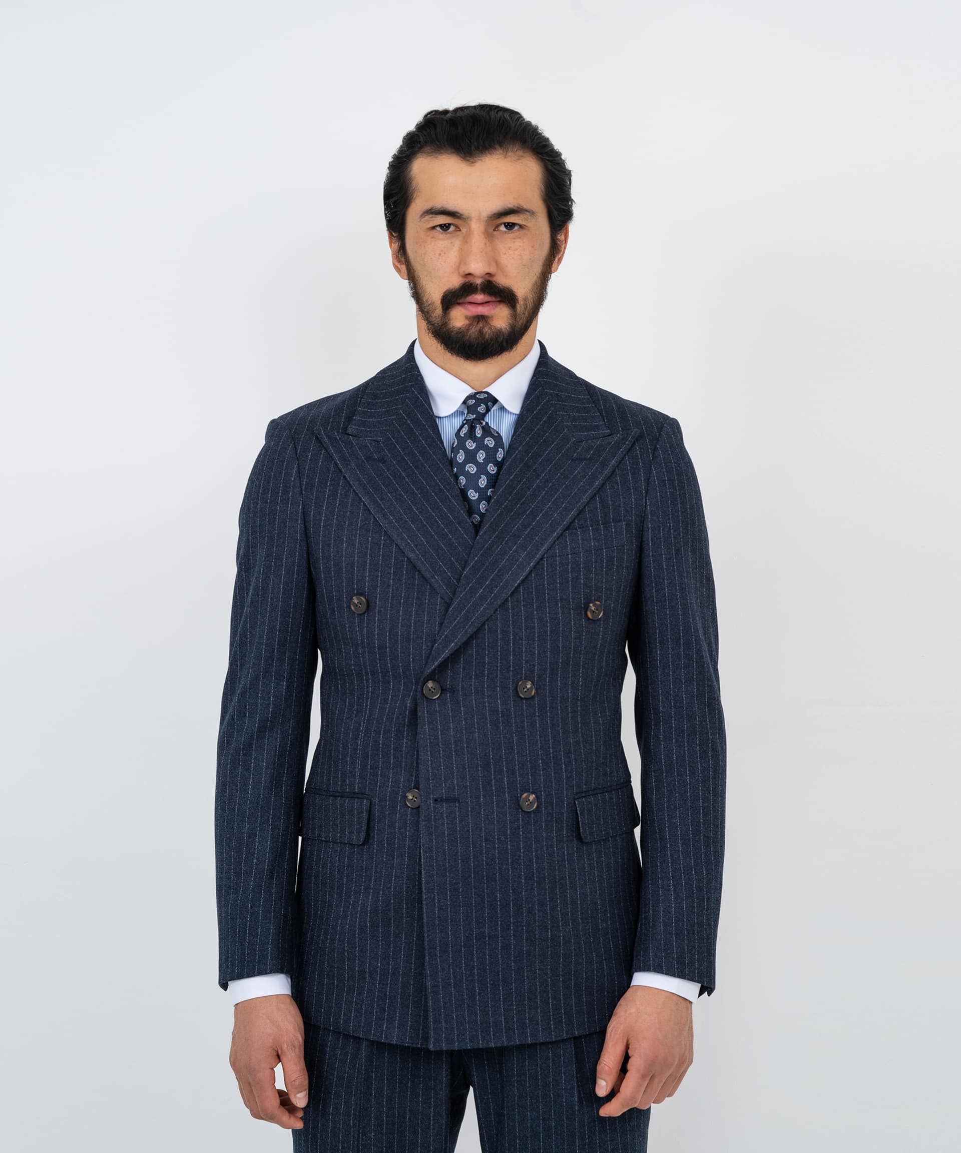 Двубортный синий костюм в полоску