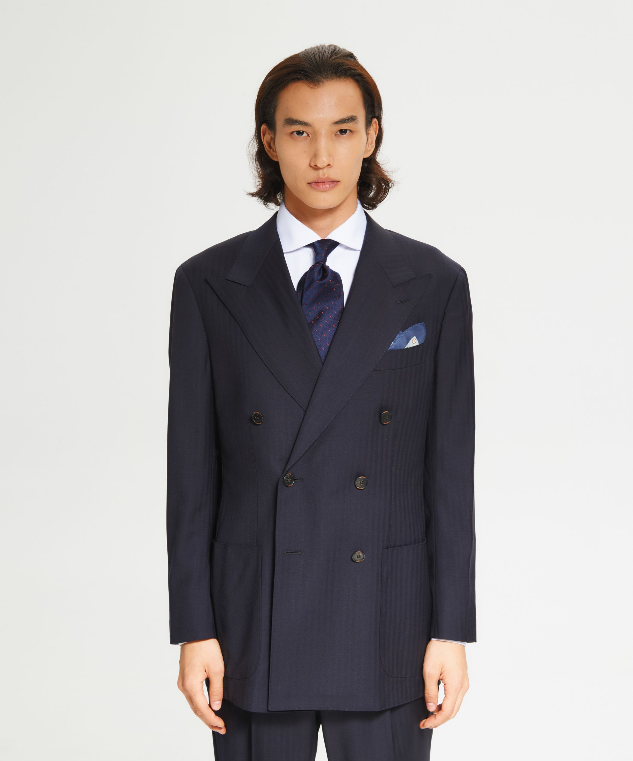 Двубортный костюм в незаметную полоску