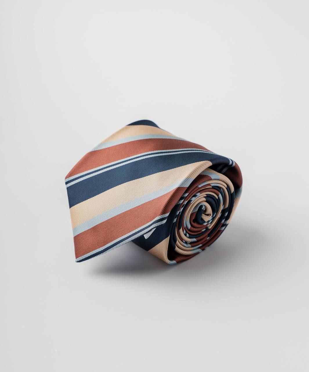Галстук с полосатым узором в теплых тонах