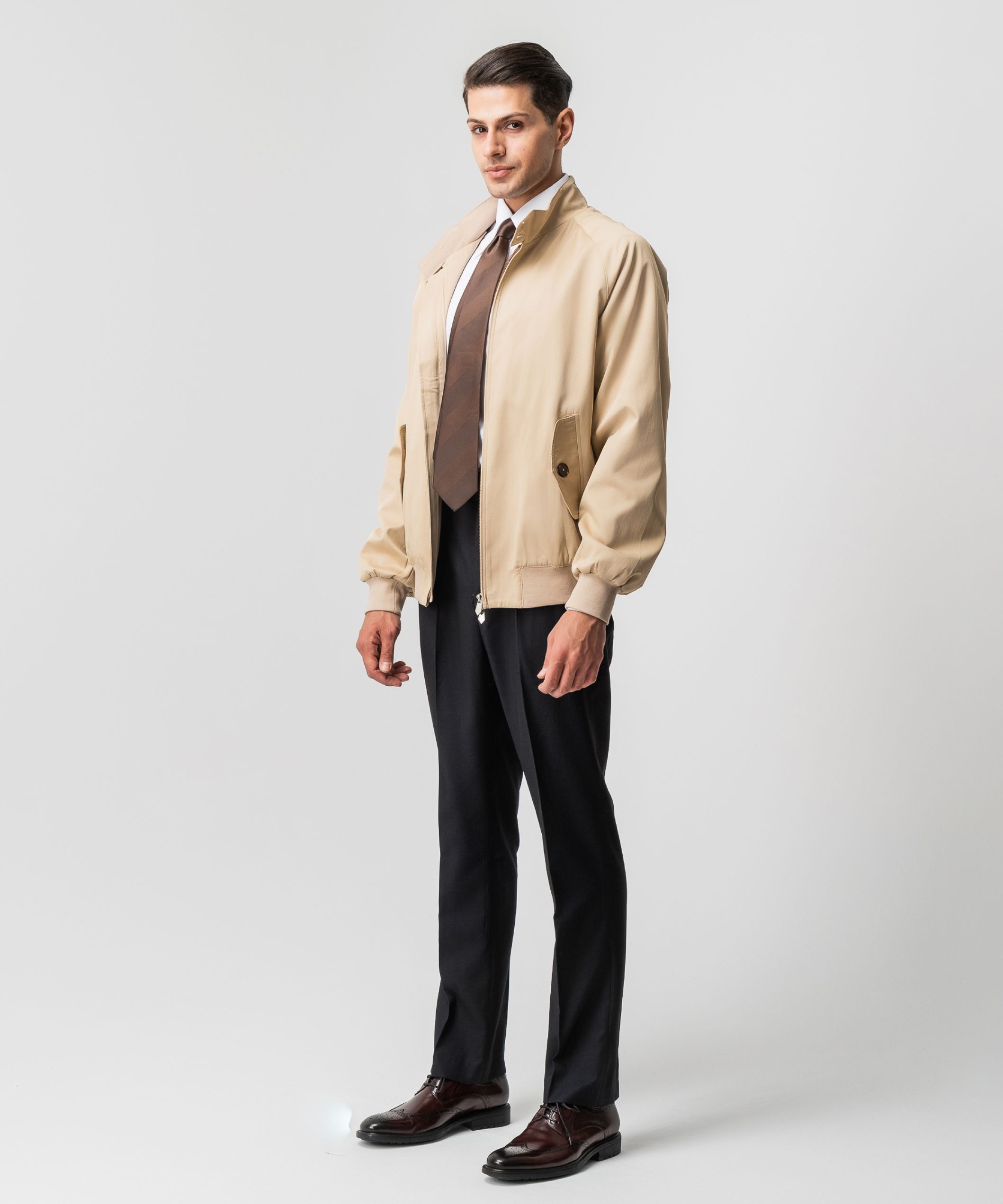 Бомбер бежевого оттенка