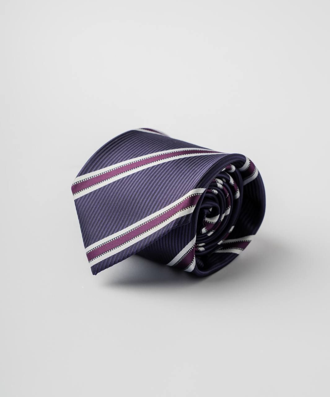 Галстук в фиолетовом цвете с полосатым узором