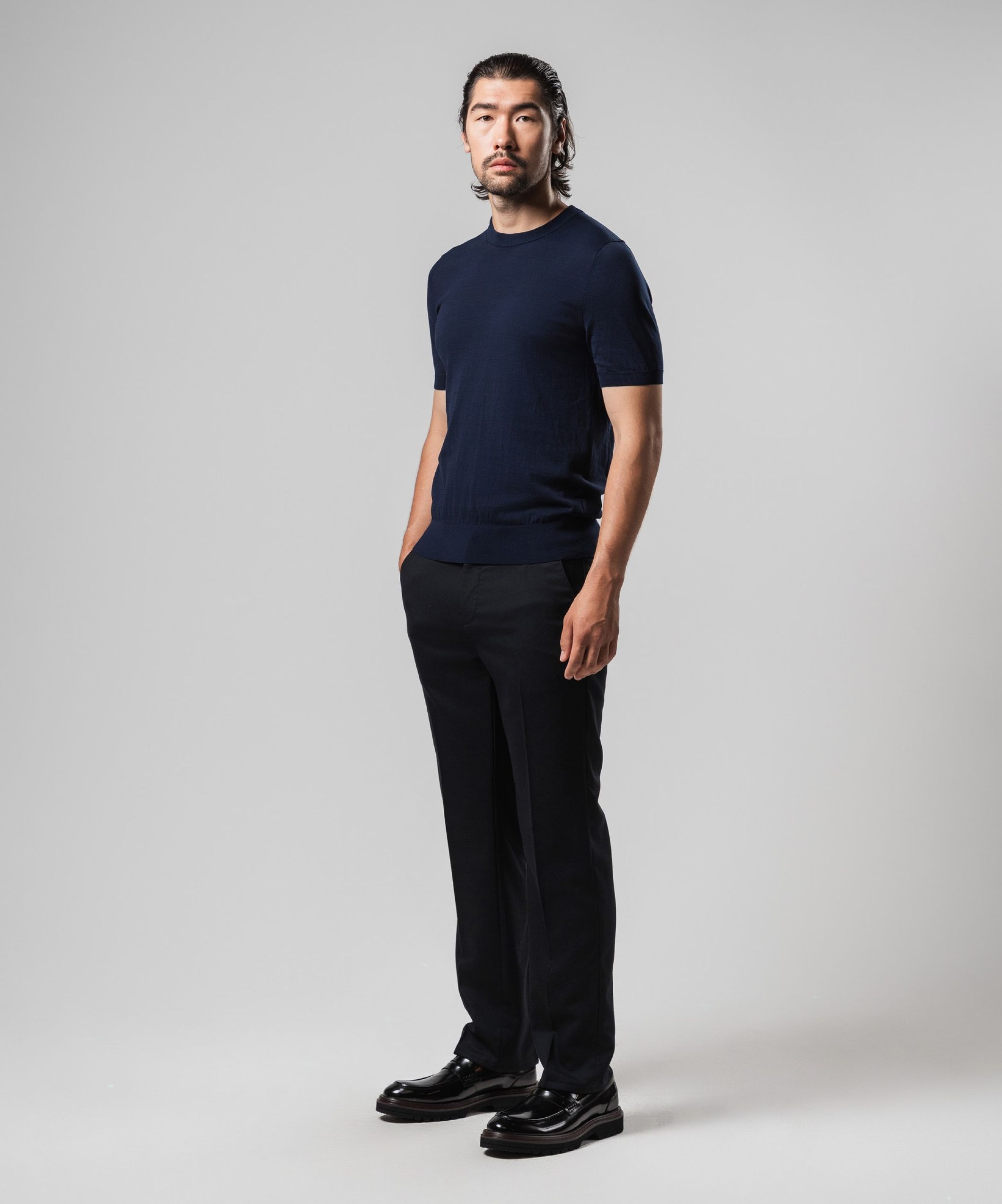 Брюки прямого кроя тёмно-синего цвета