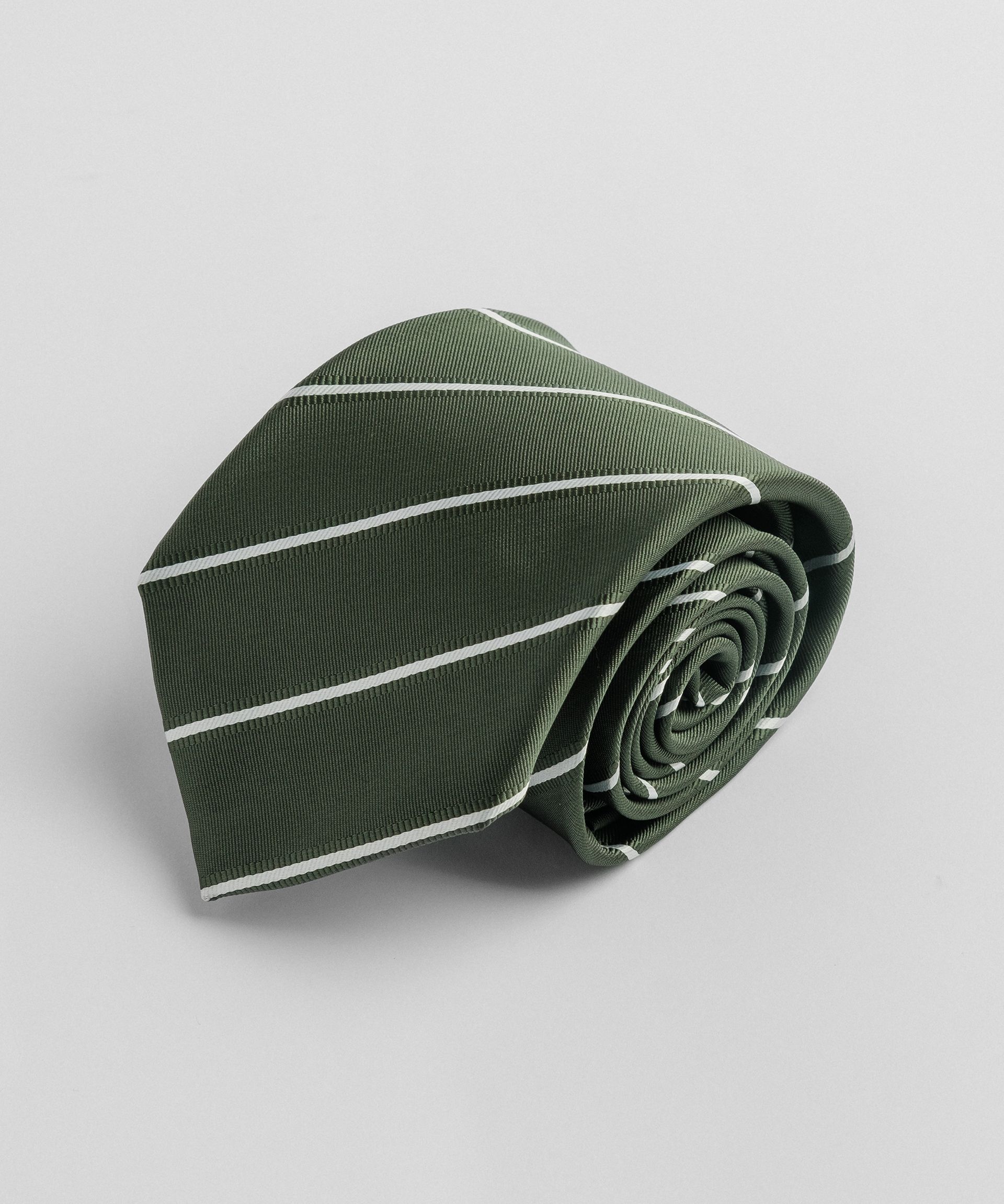 Зеленый галстук в полоску