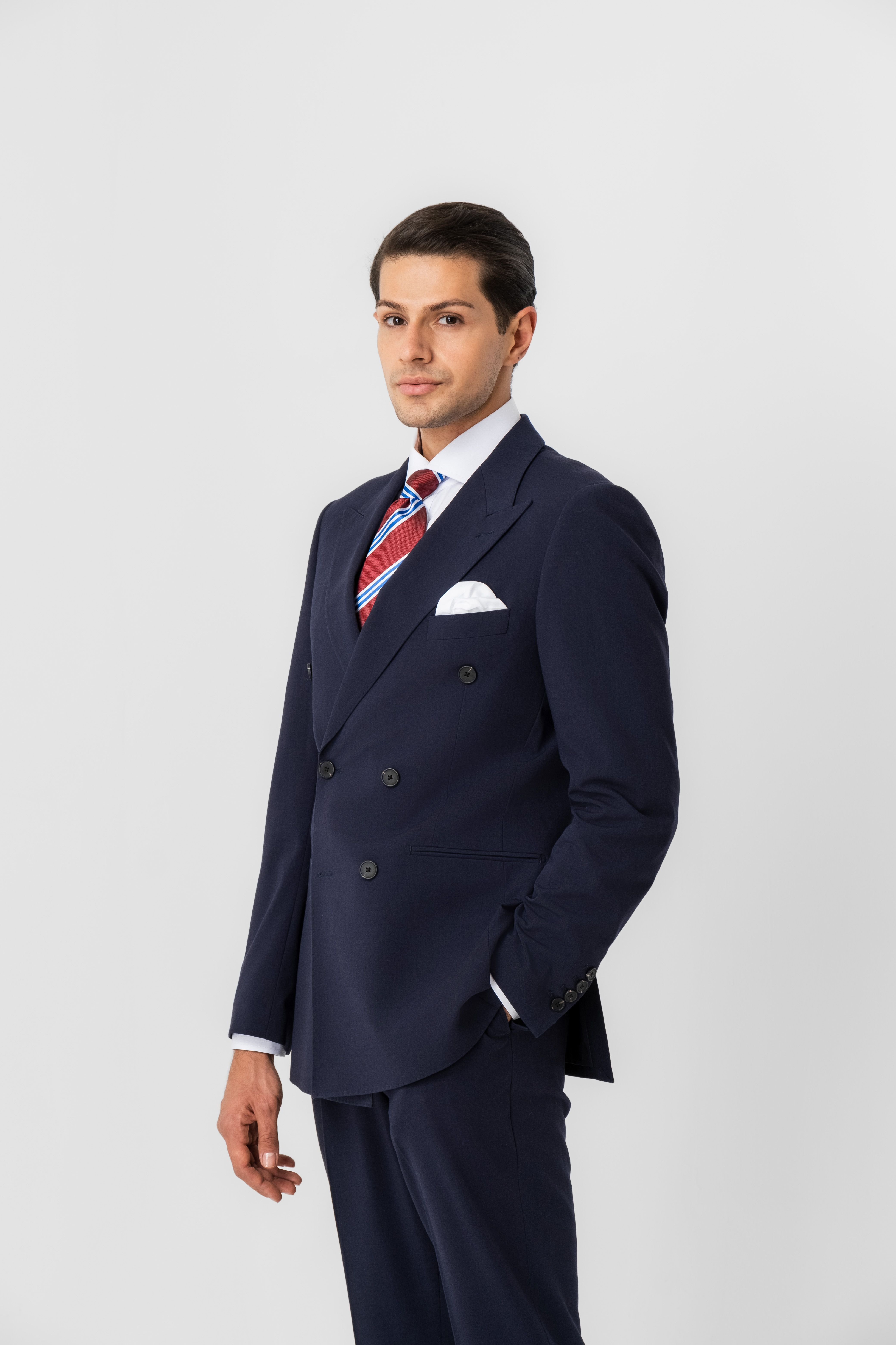Двубортный костюм синего цвета