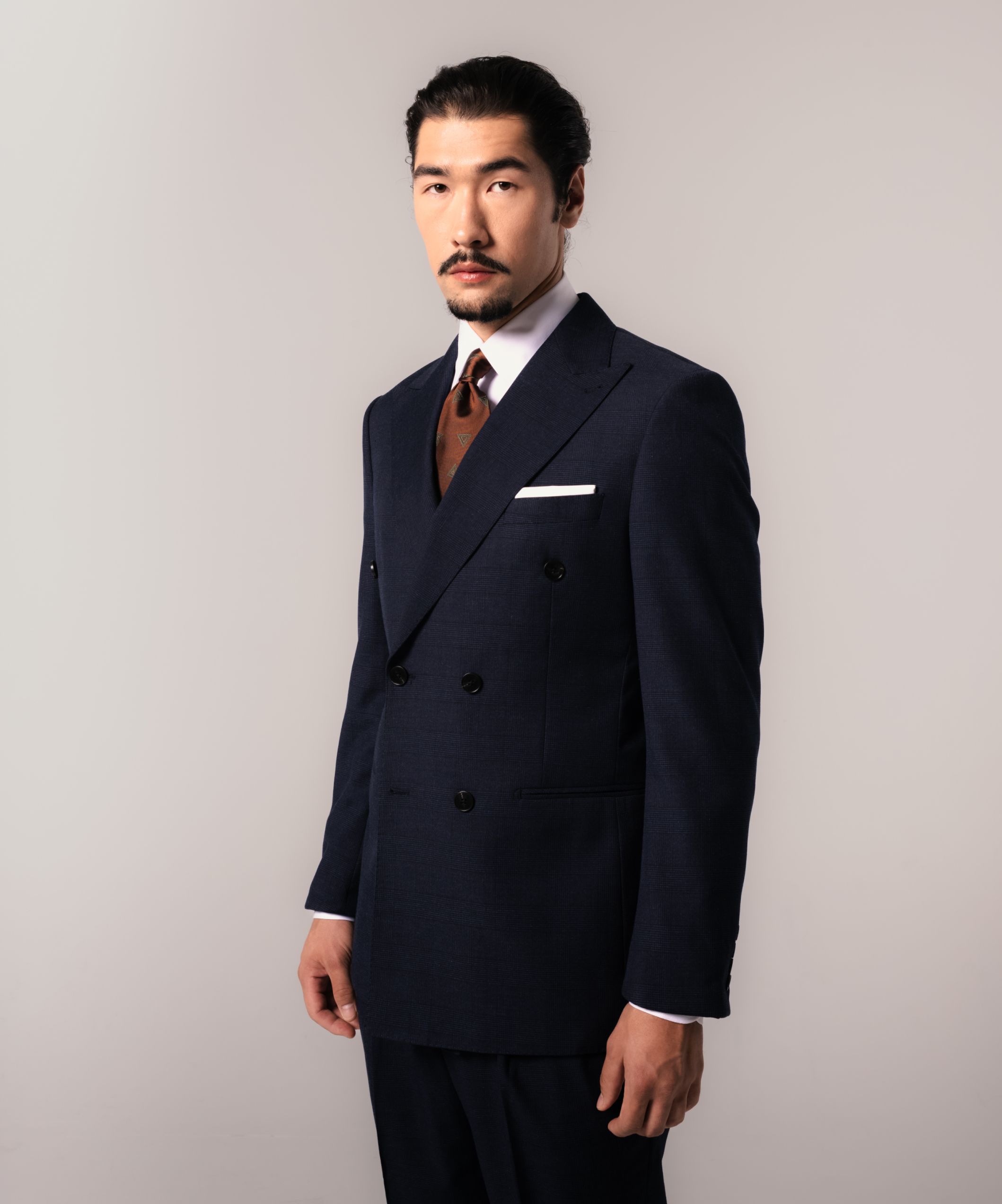 Темно-синий двубортный костюм