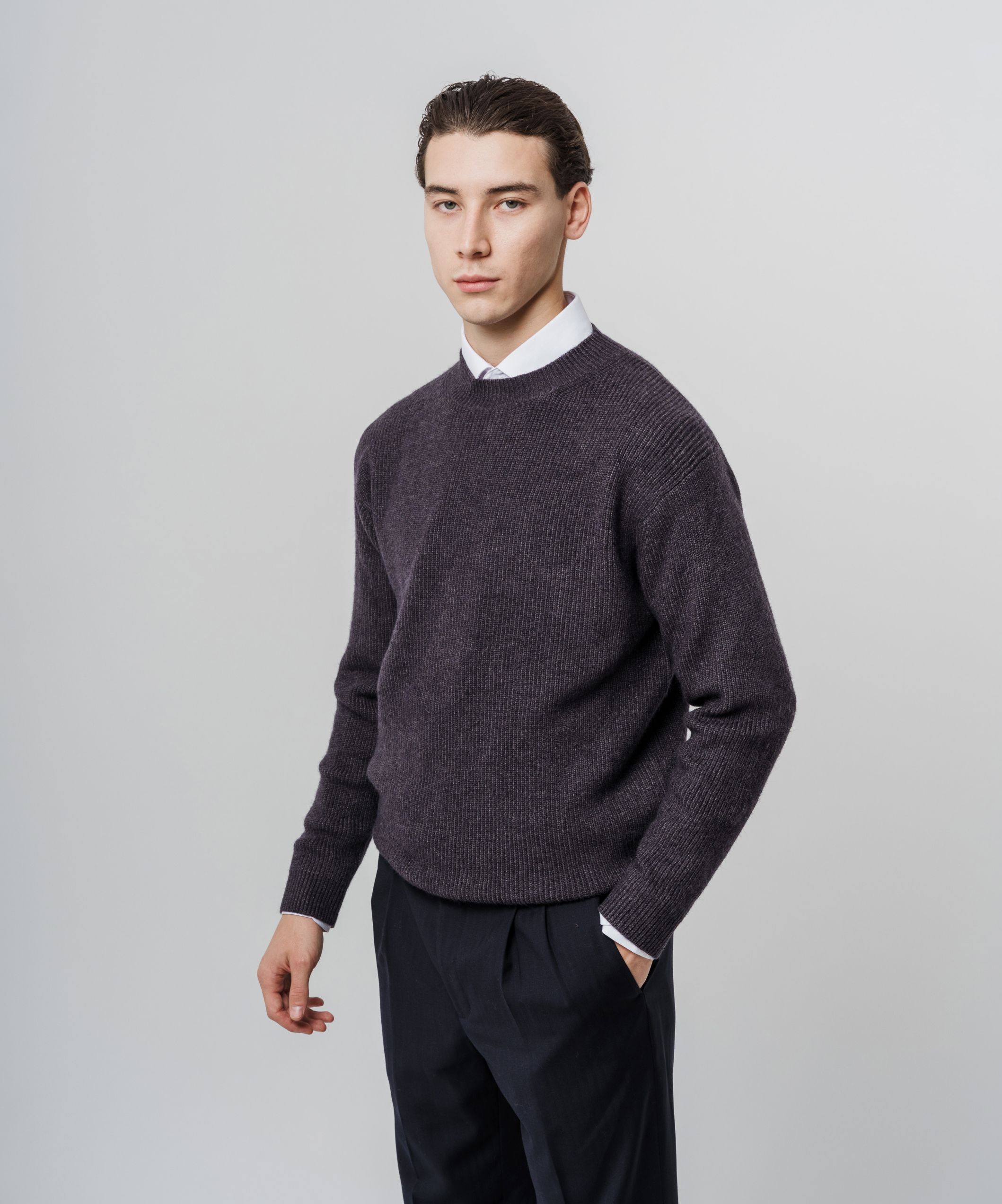 Вязанный свитер темно-серого оттенка