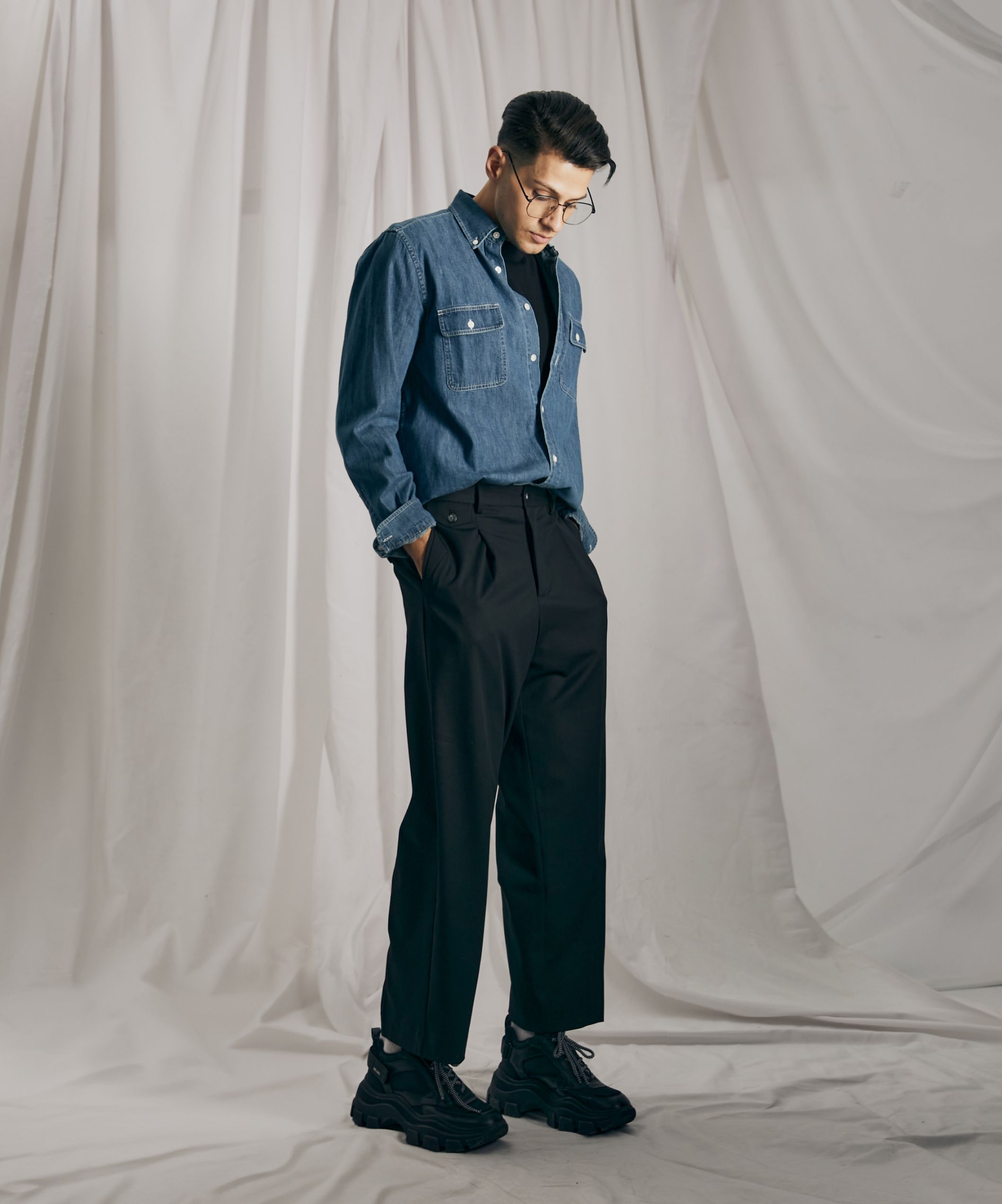 Черные брюки прямого кроя с защипами