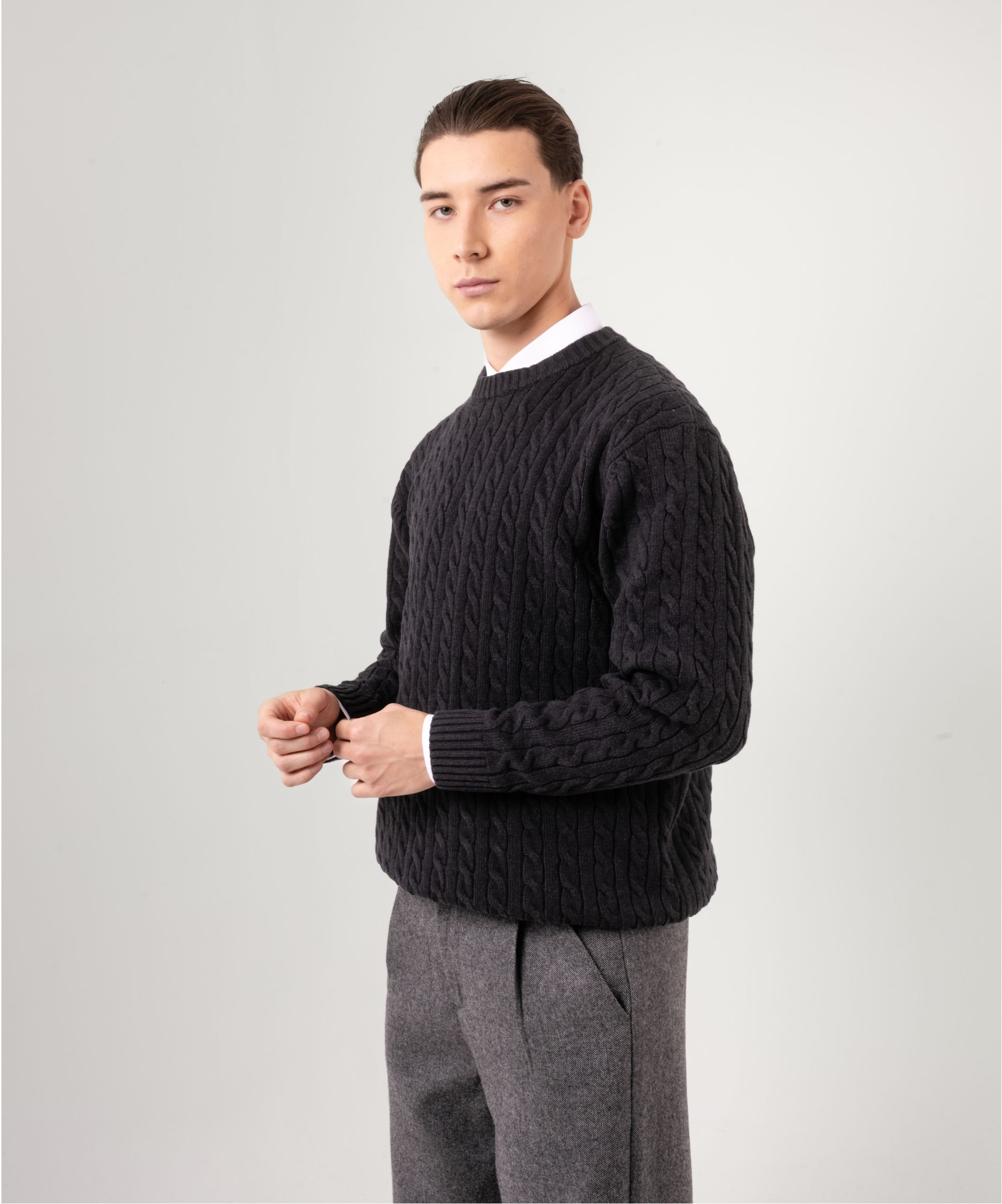 Черный вязаный свитер с круглым вырезом