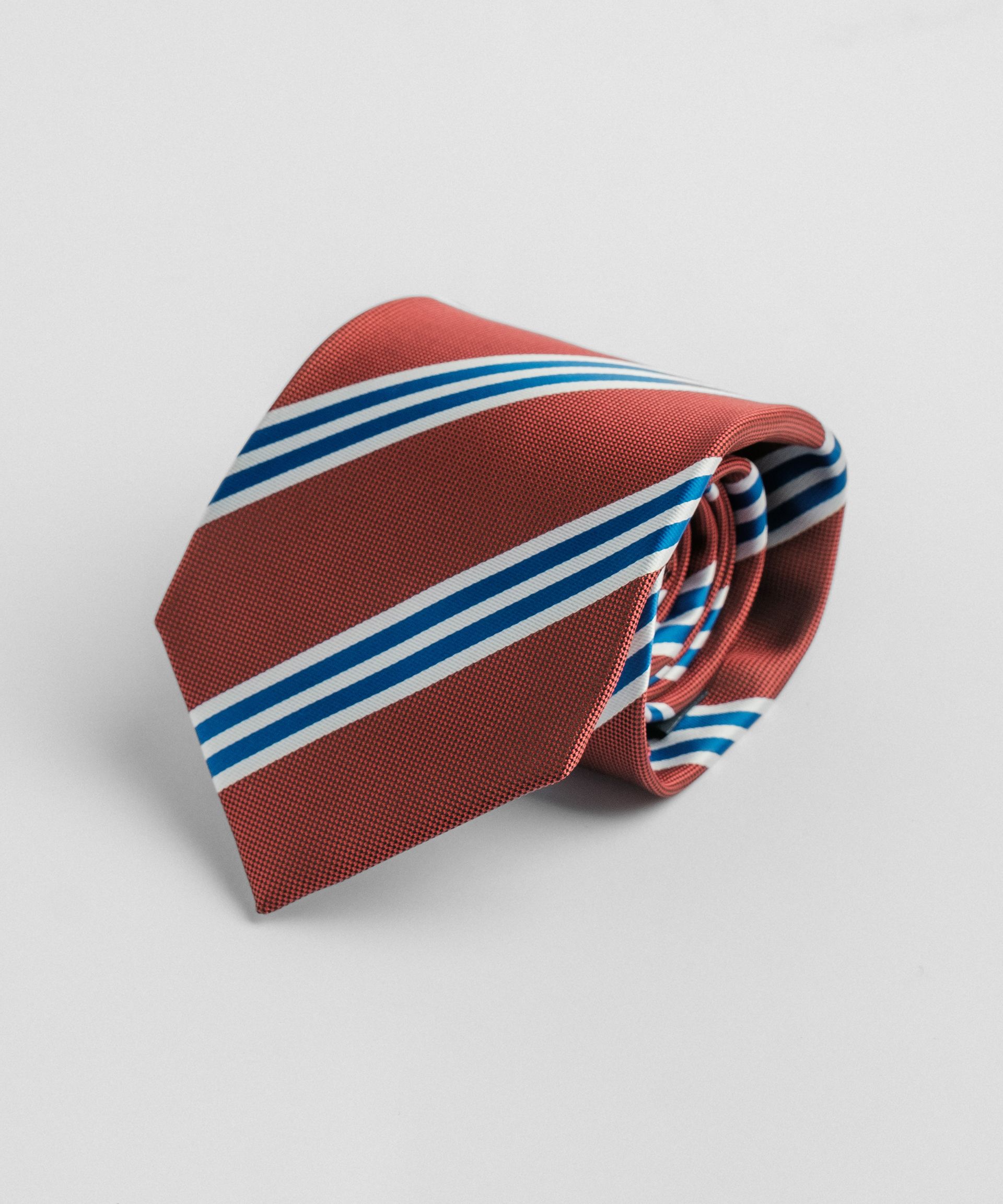 Красный галстук в синюю полоску