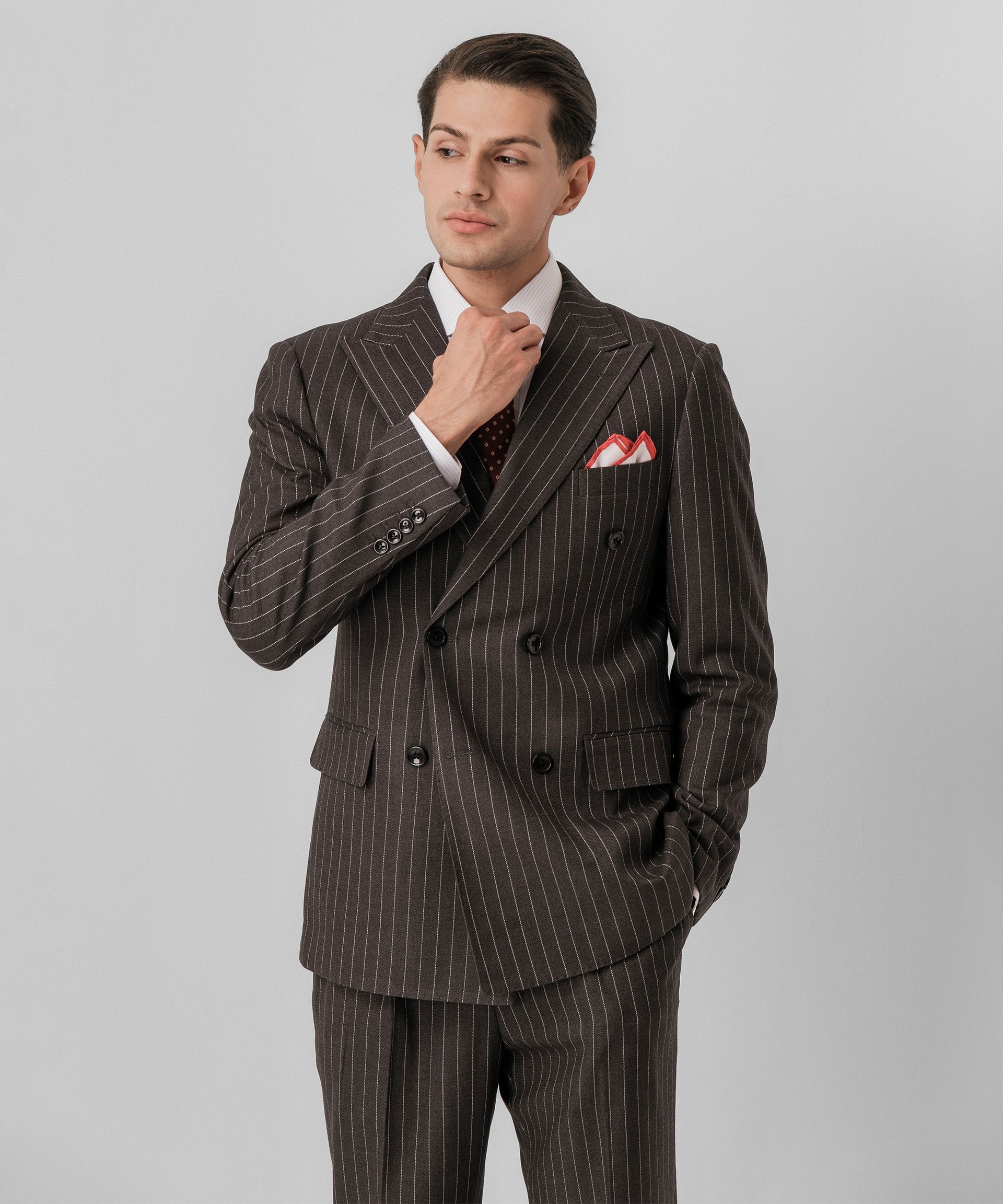 Двубортный костюм серого цвета