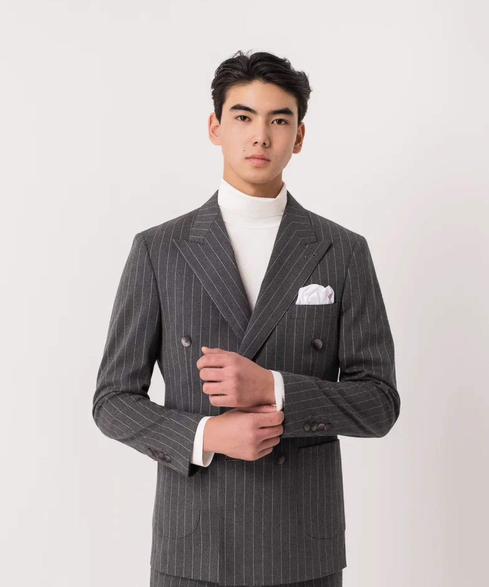 Светло-серый двубортный костюм