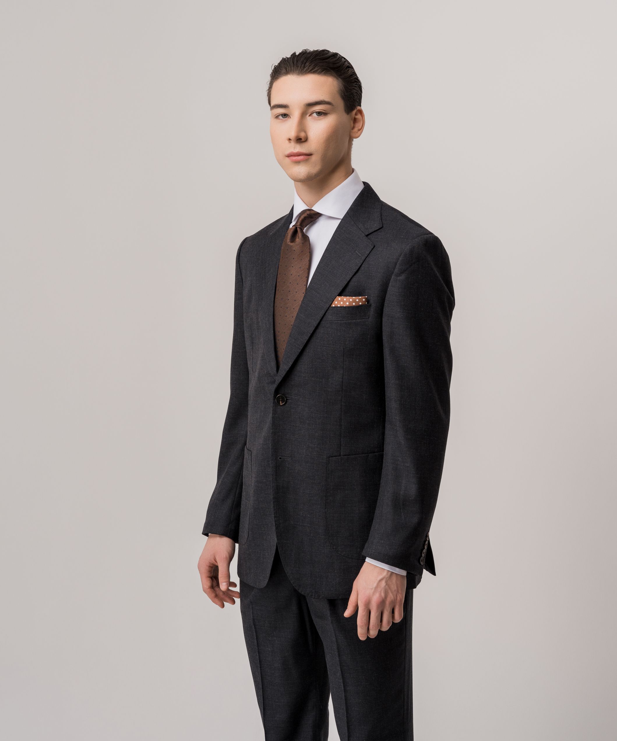 Темно-серый однобортный костюм