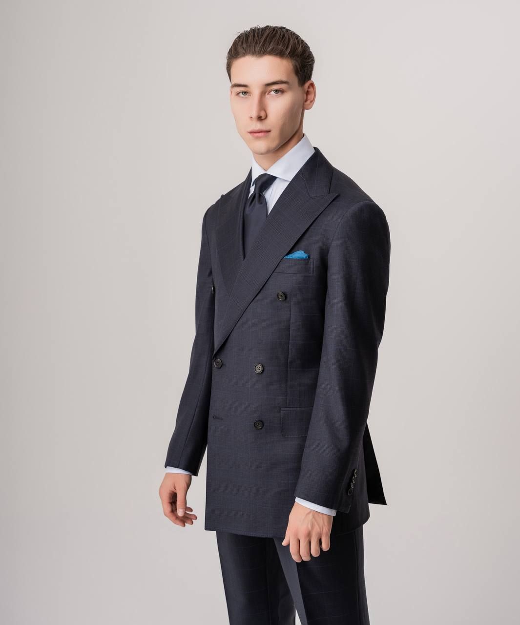 Двубортный костюм графитового цвета в клетку