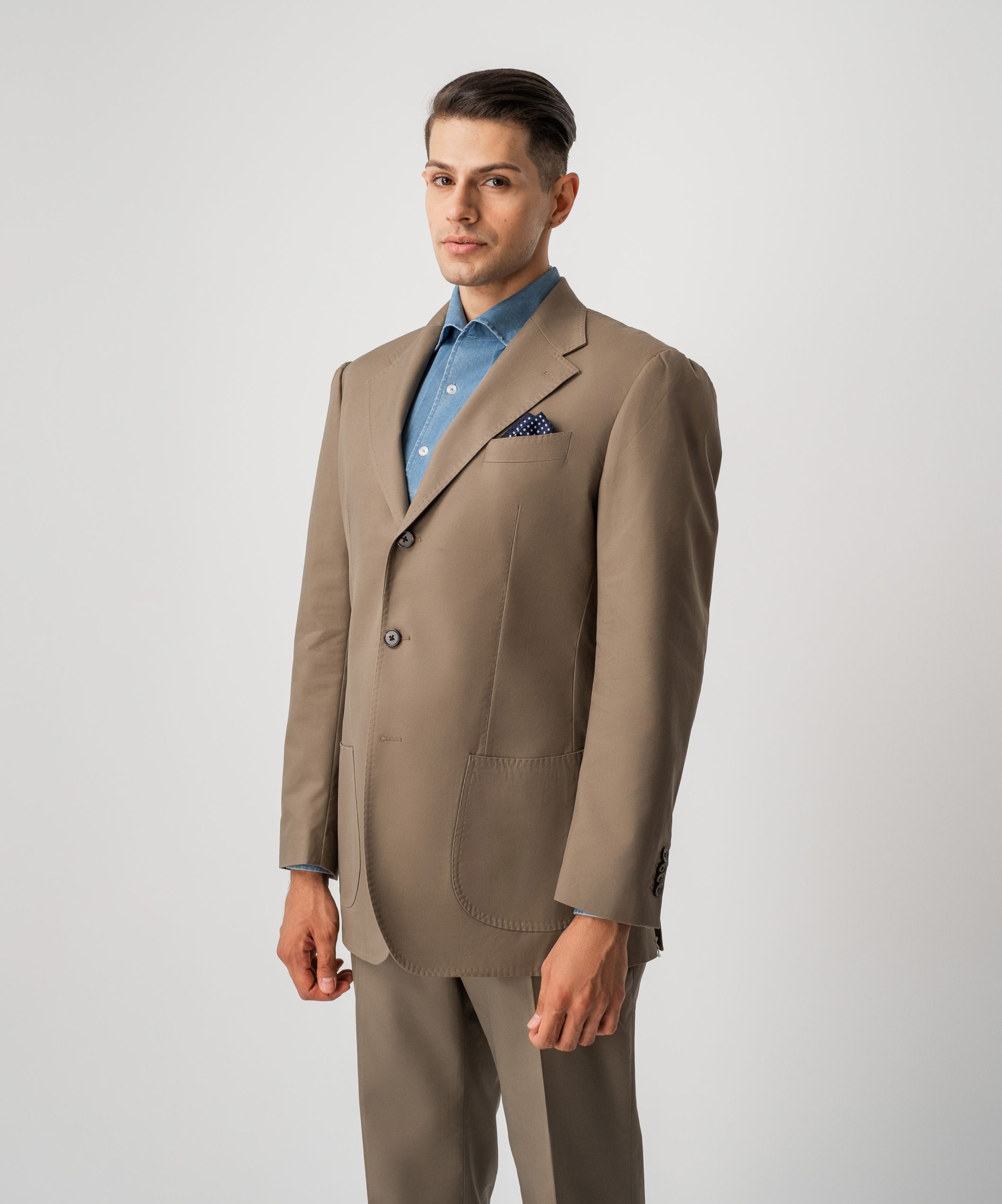 Костюм-двойка из хлопка бежевого оттенка