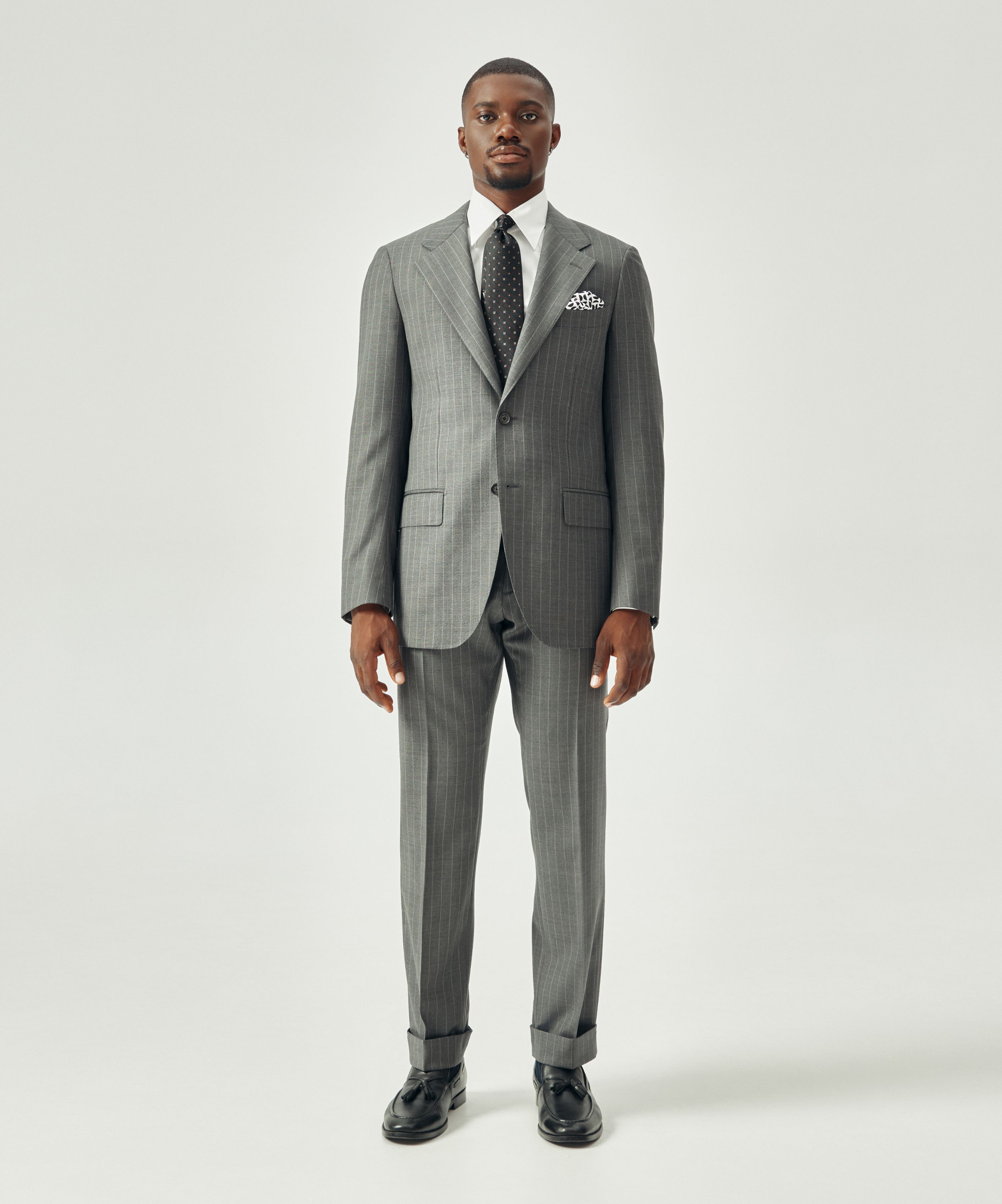 Серый костюм в полоску
