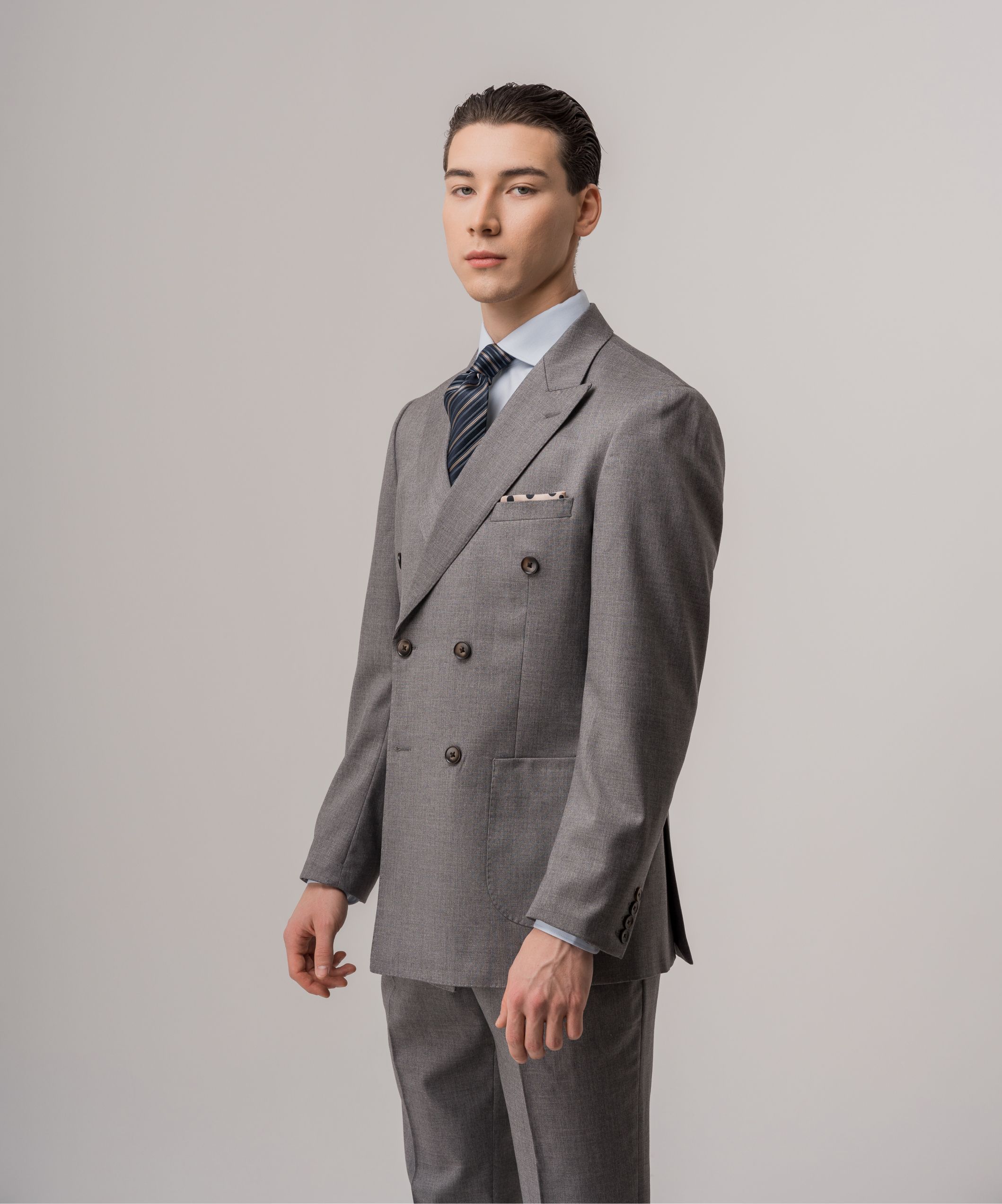 Двубортный костюм светло серого оттенка