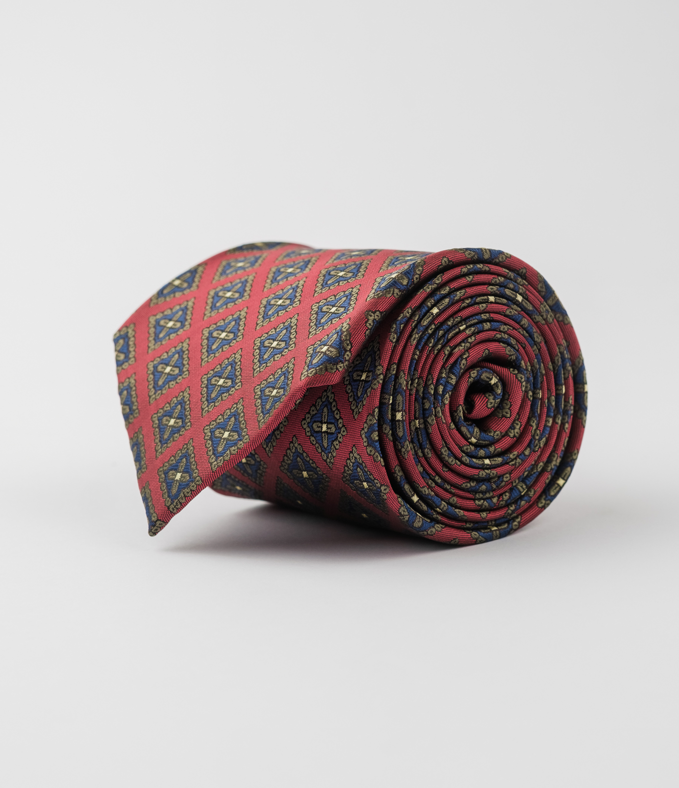 Галстук в красных оттенках